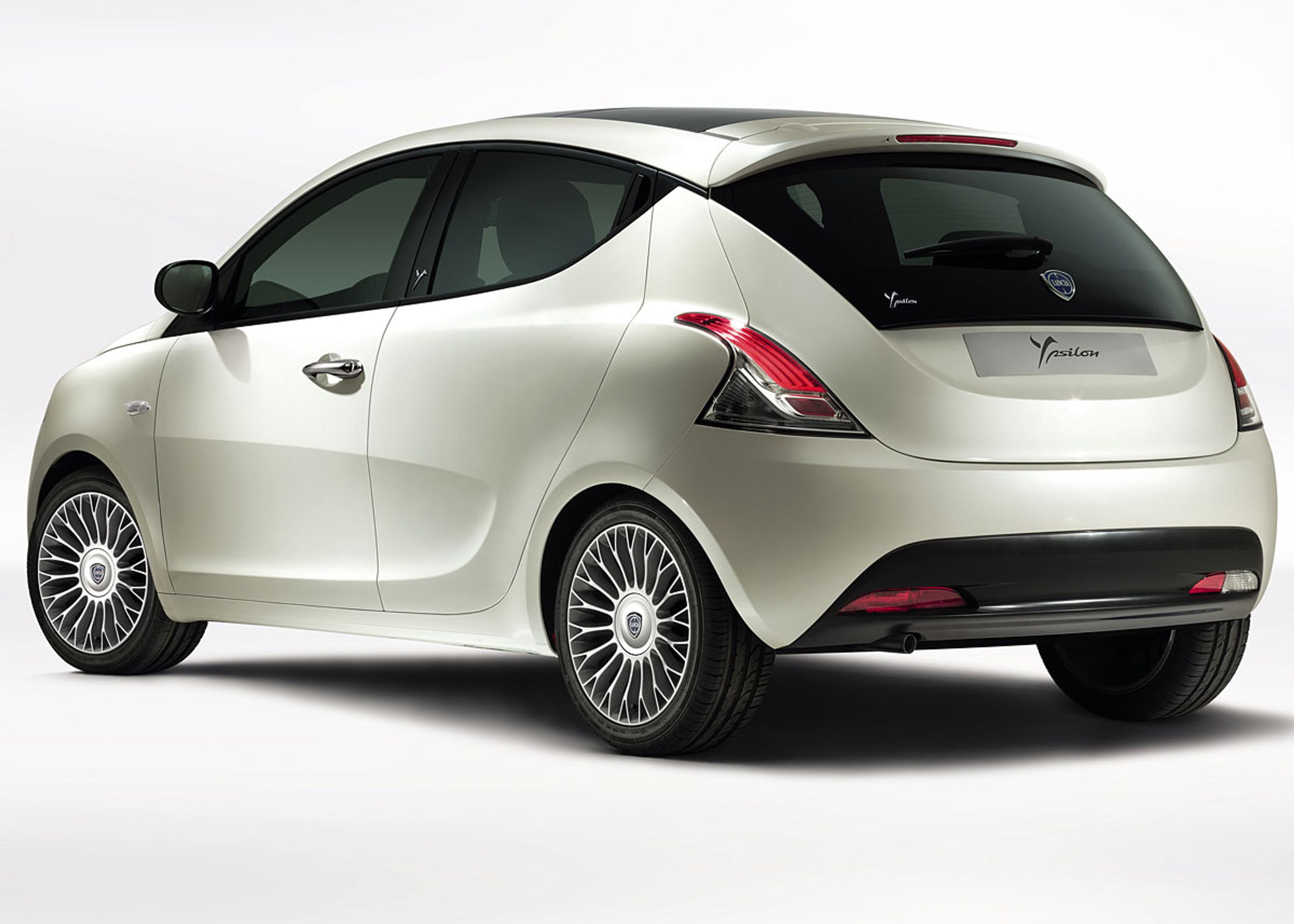 Lancia Ypsilon ser ud som en tredørs, men er en femdørs.