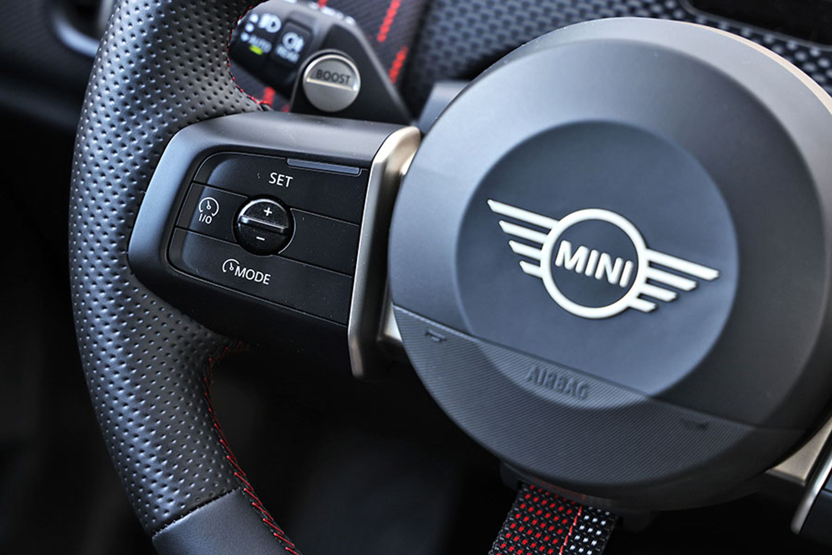 Fartpiloten styres let fra knapperne på rattet på omtrent samme måde som i en BMW, hvorfra Mini har lånt en del teknik.