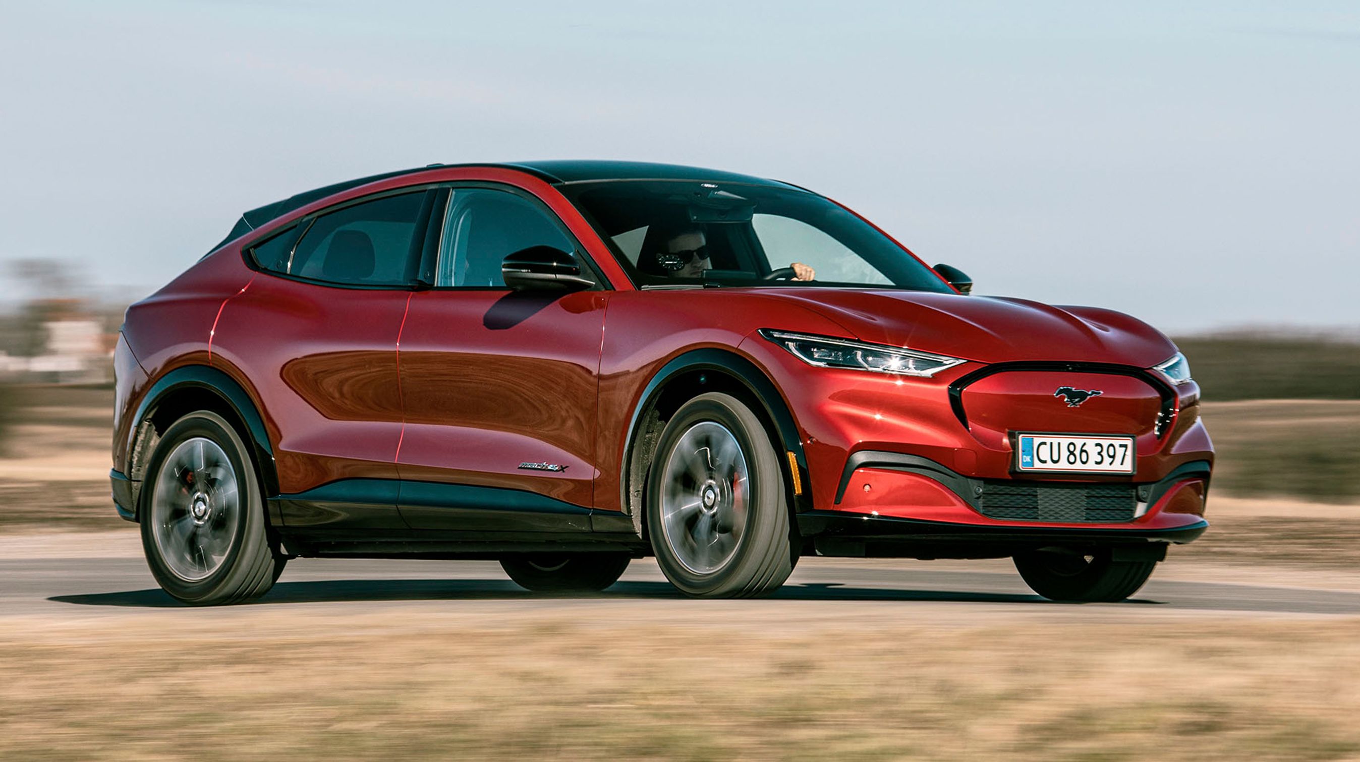 Mach-E er en lang og høj bil. Det giver den samlet set nogle noget andre proportioner end dem, man kender fra den klassiske Mustang. Men designet er alligevel lykkedes godt, og Mustang er en bil, der fanger øjet på den gode måde.