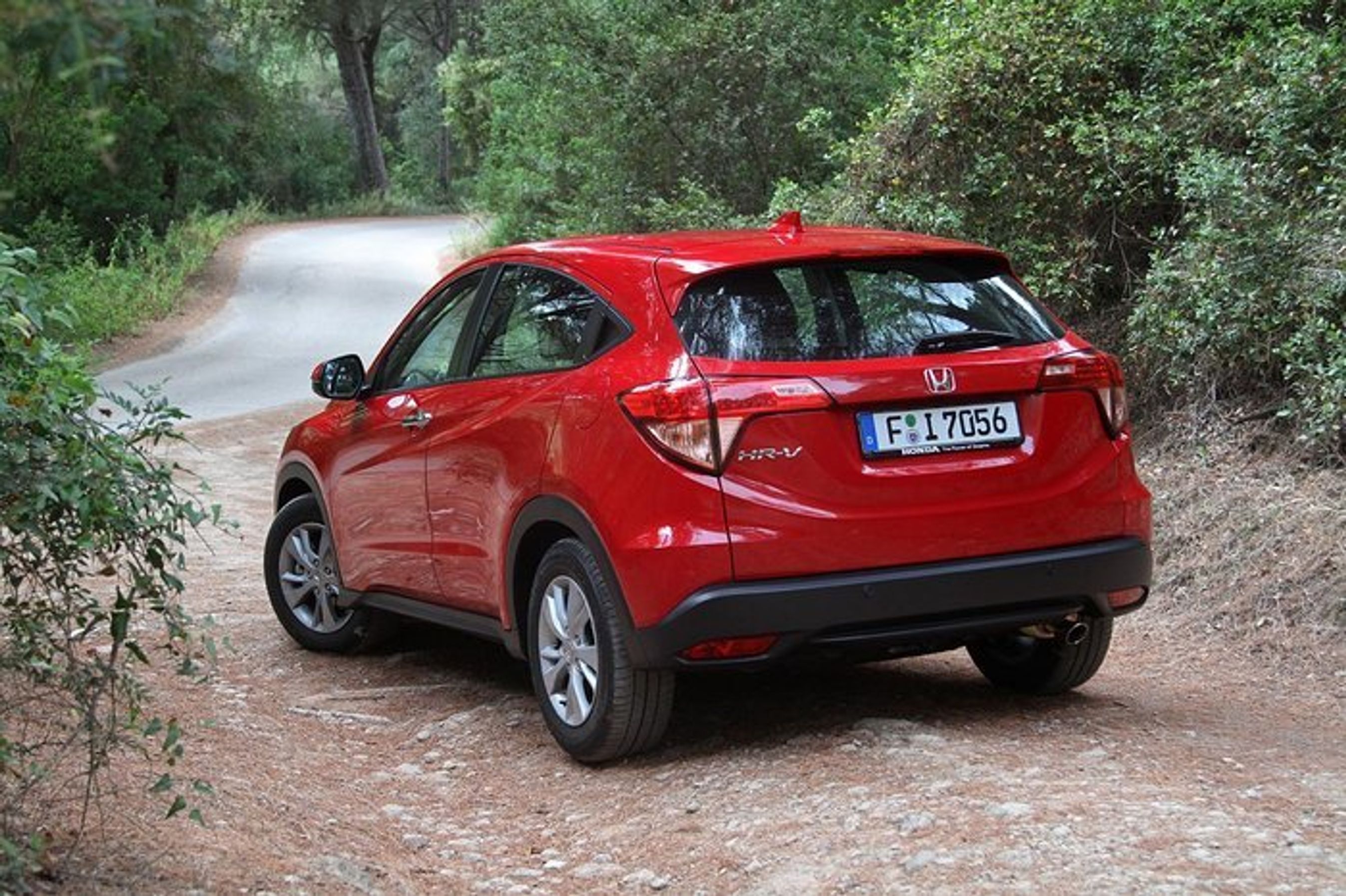 Honda har tilstræbt coupédesign på HR-V med den opadstigende sidelinje og faldende taglinje samt ved at skjule de bageste dørgreb. Bagruderne kan langt fra køres helt ned. Fotos: Torben Arent, FDM