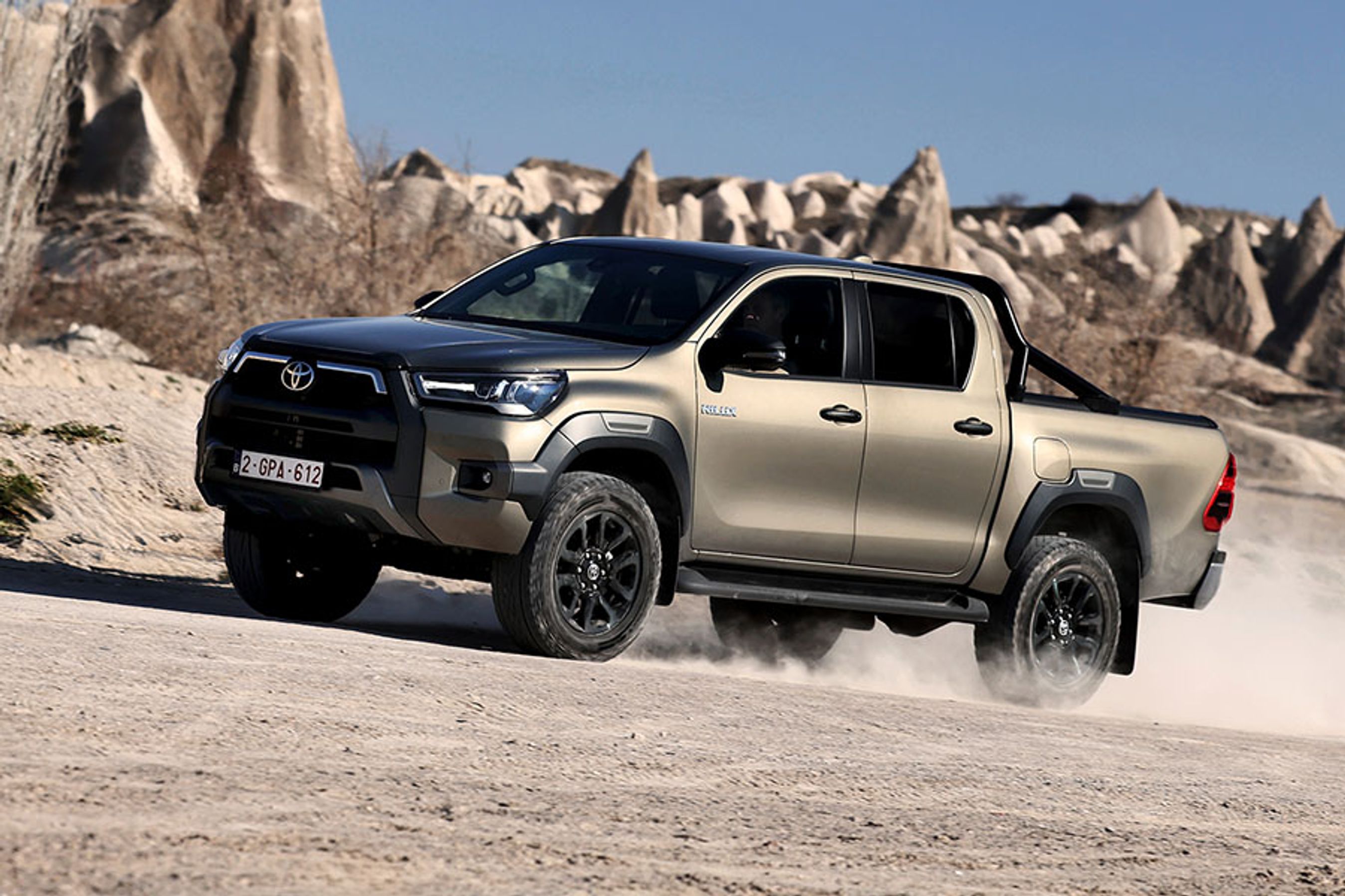 Verdens mest solgte pickup hedder Toyota Hilux. Den kommer nu i en udgave, hvor man for første gang introducerer mild-hybridteknikken sammen med en 2.8-liters dieselmotor.