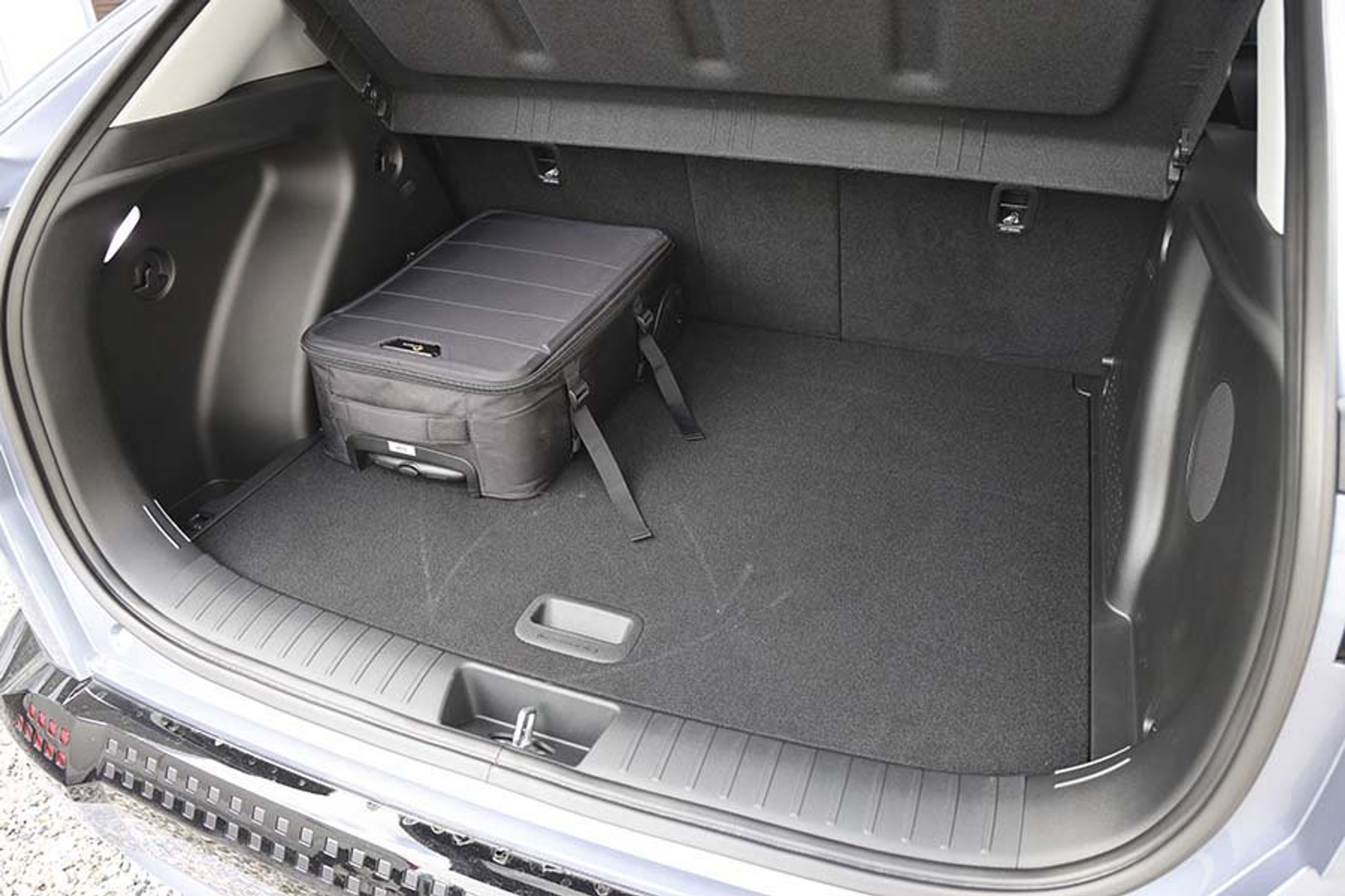 Bagagerum med stort taske i en Hyundai Kona.