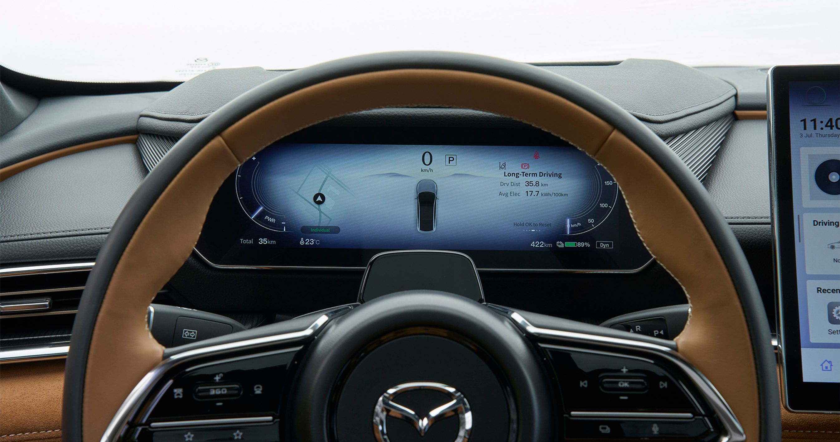 Det store instrumenthus-display viser hastigheden lige midt i synsfeltet, hvilket er godt. Derudover får man mange gode informationer om kørslen, uden at det hele bliver uoverskueligt.