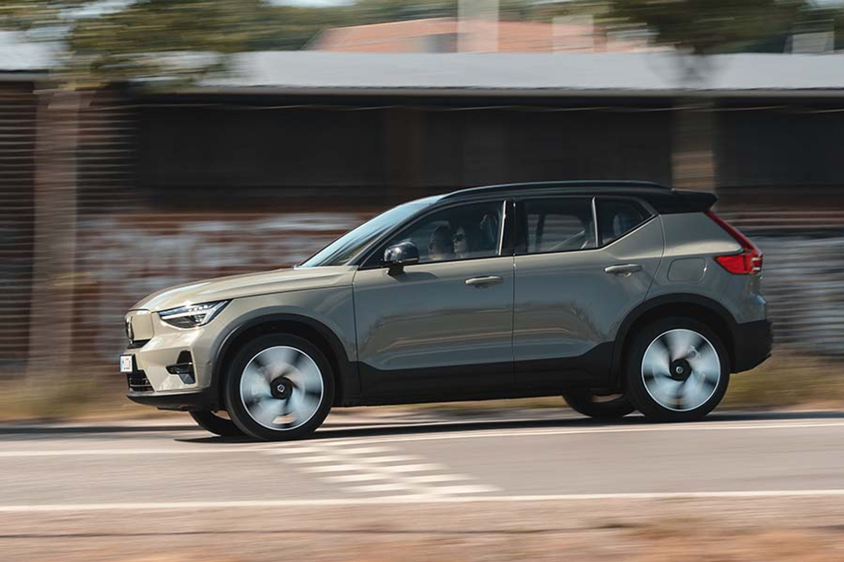 Elbilen Volvo XC40 set fra siden kører i et bymiljø