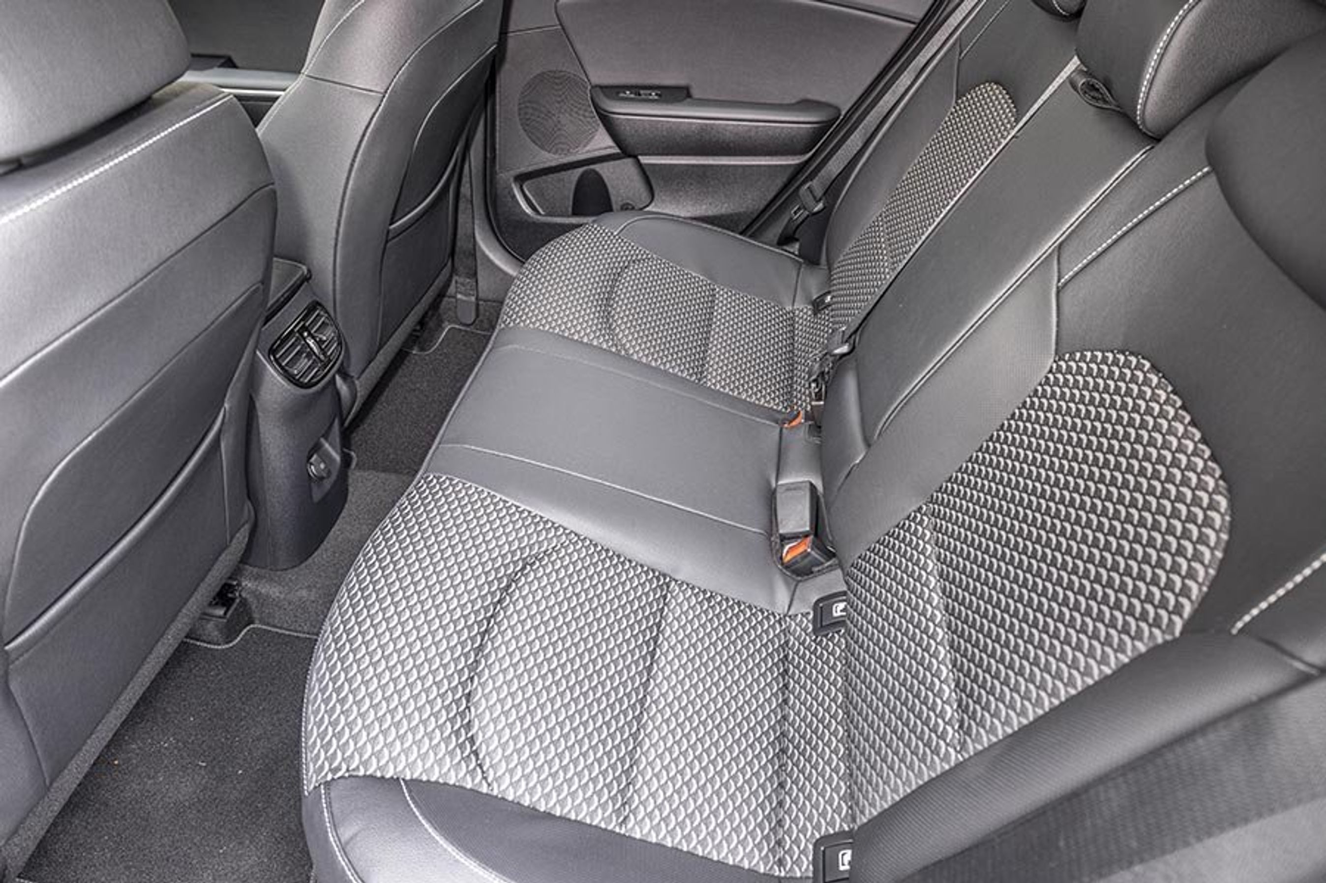 Der er friskluftdyser og et næsten helt fladt gulv foran bagsædet.