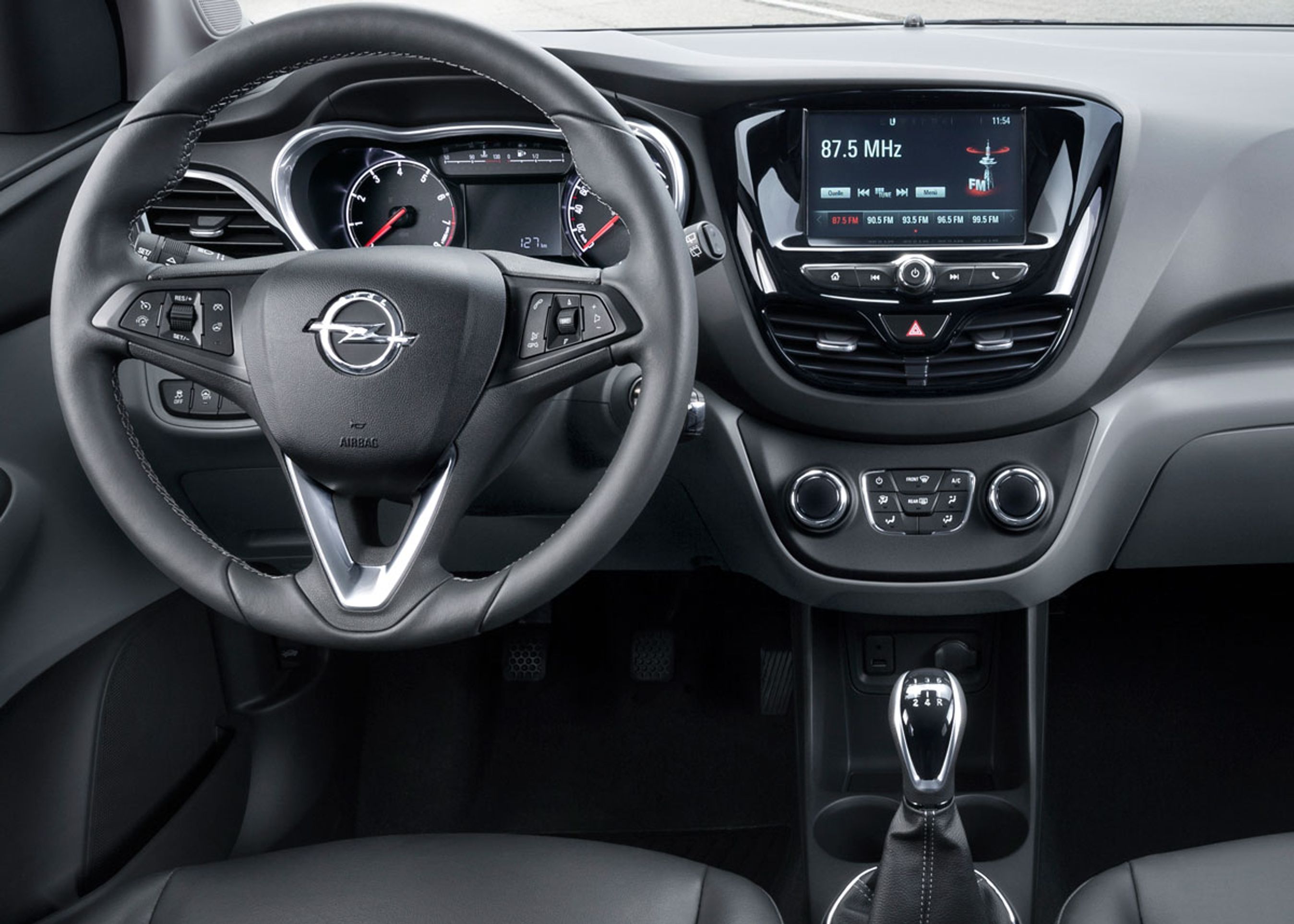 Opel Karls førerplads. Der er ligheder til den nye Chevroelt Spark, men instrumentbordene er slet ikke identiske.