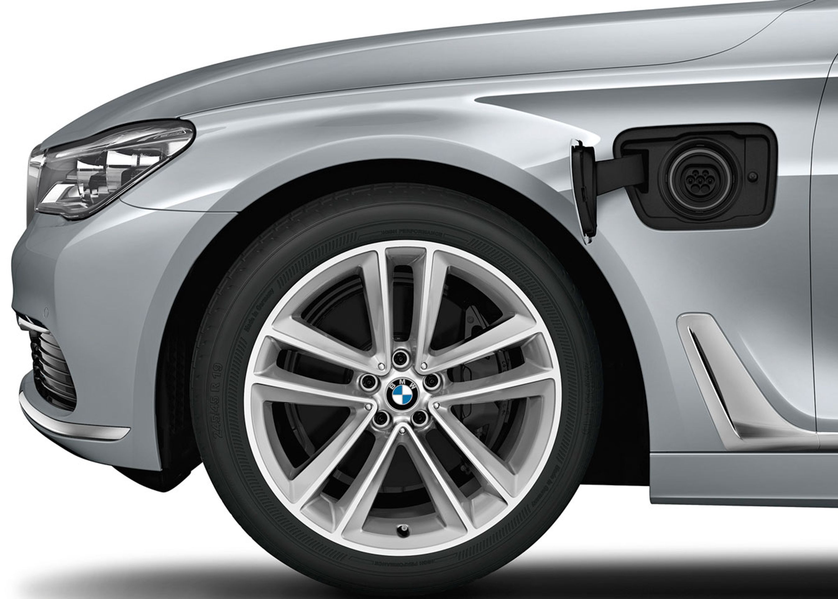 BMW har valgt, at strømstikket skal sidde lige bag forhjulet i førersiden. foto: BMW