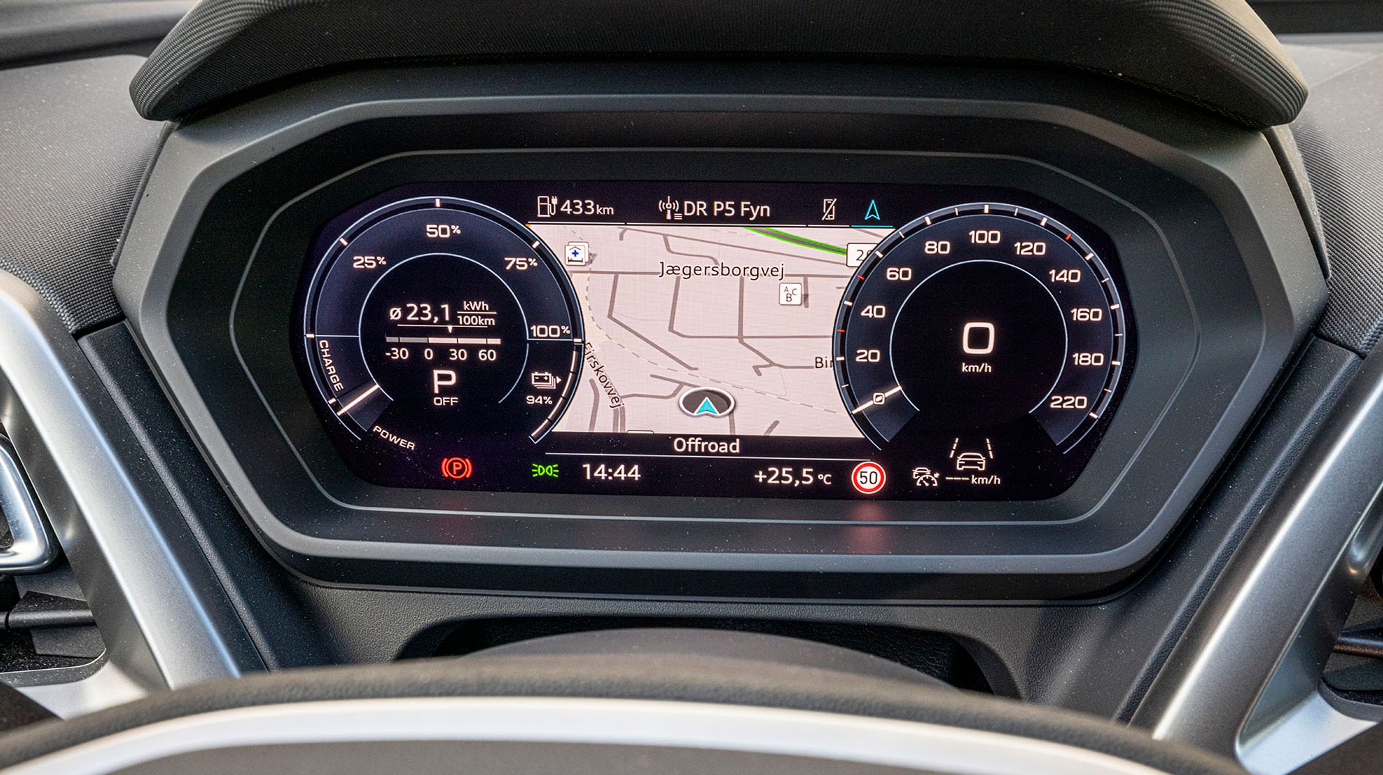 Audi leverer komplet digital visning af instrumenterne, så bilen føles mere normal end mange konkurrenter. Du kan ændre på visningen, men det er små justeringer, her kunne Audi godt tilbyde flere visningsformer. 