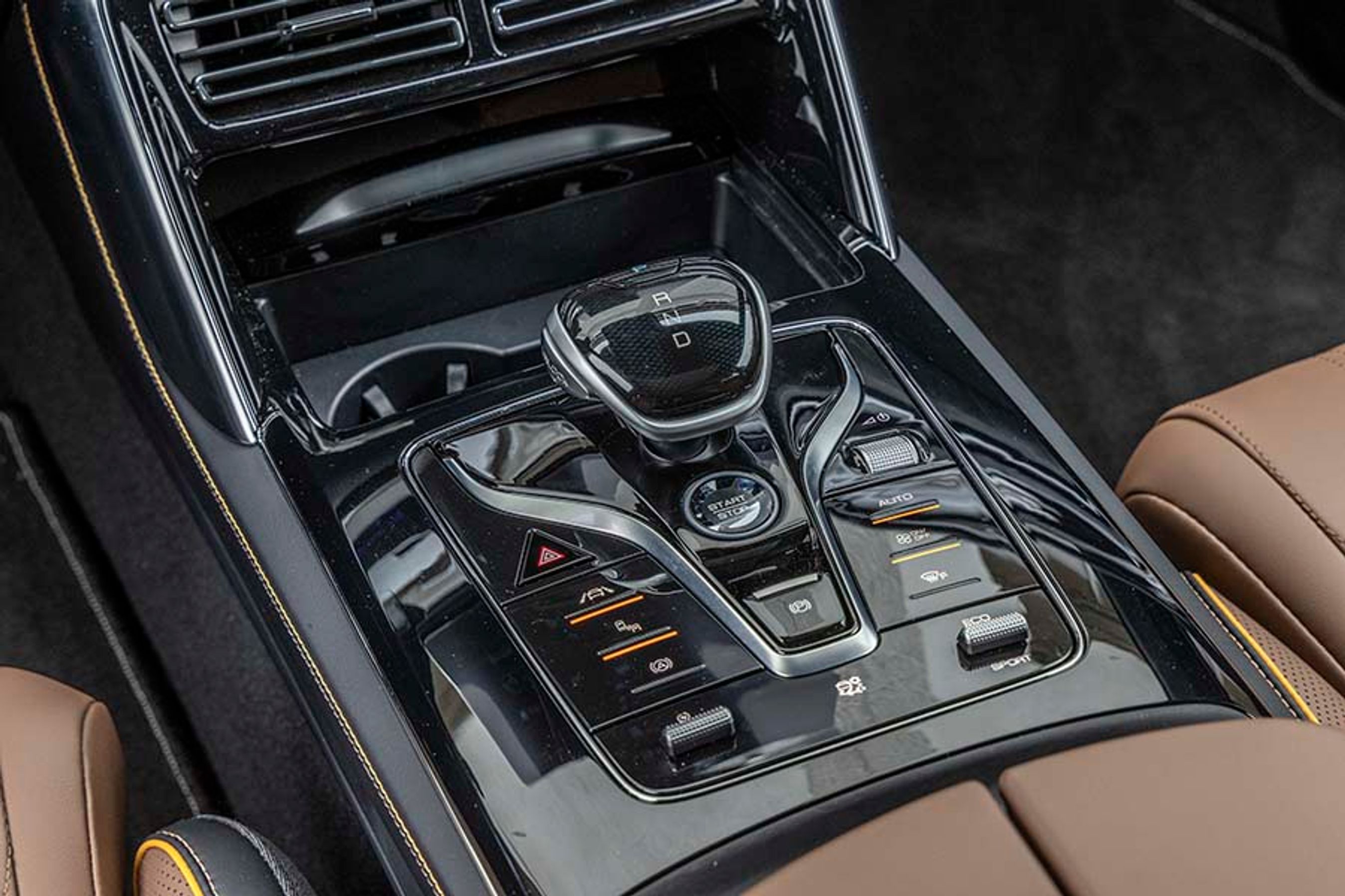 Gearvælgeren er af den elektroniske type, og den er let at betjene. Desværre er knapperne omkring gearvælgeren et rod af funktioner, og symbolerne er svære at se på den blanke, sorte baggrund.