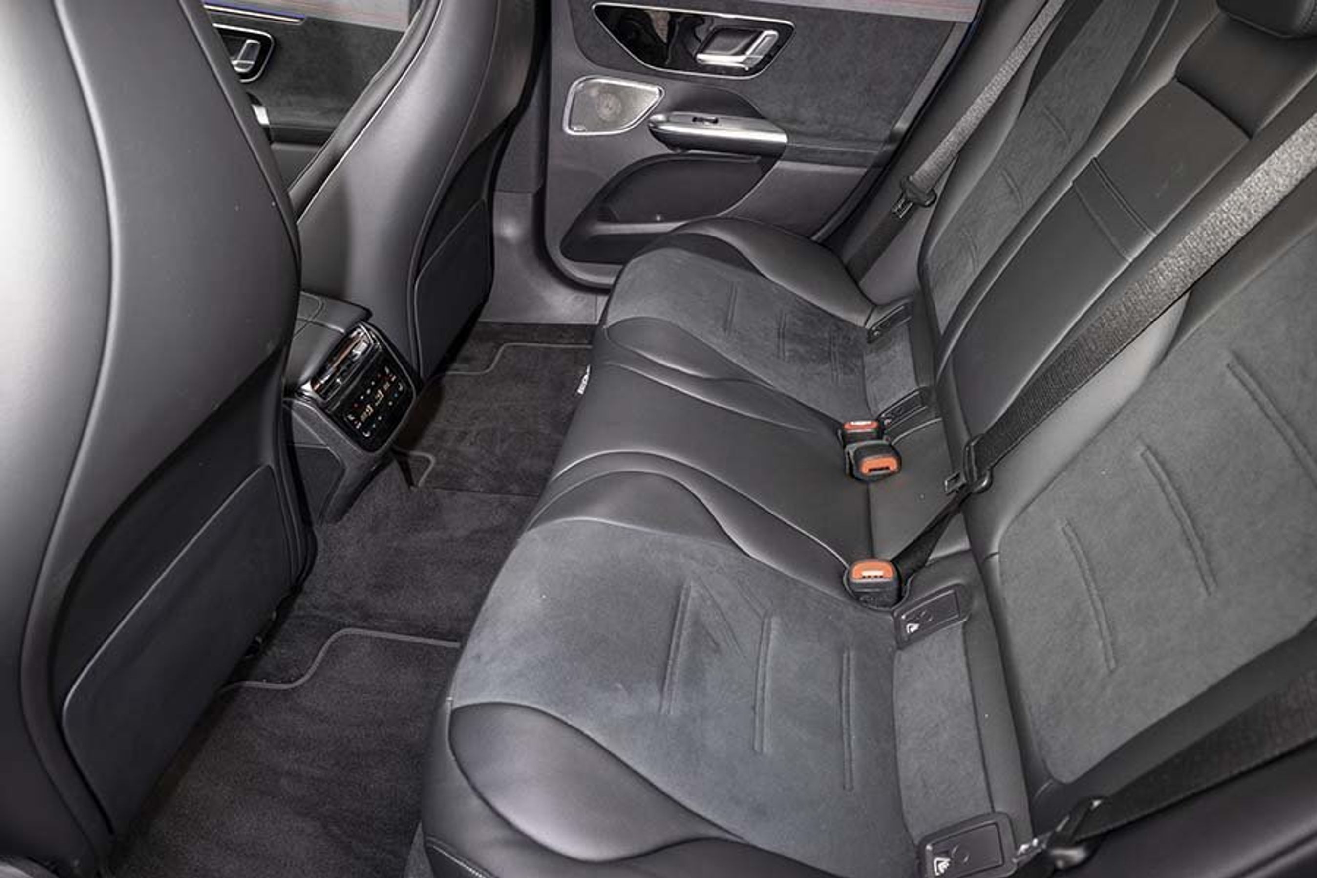 Der er fremragende plads ved bagsædet.