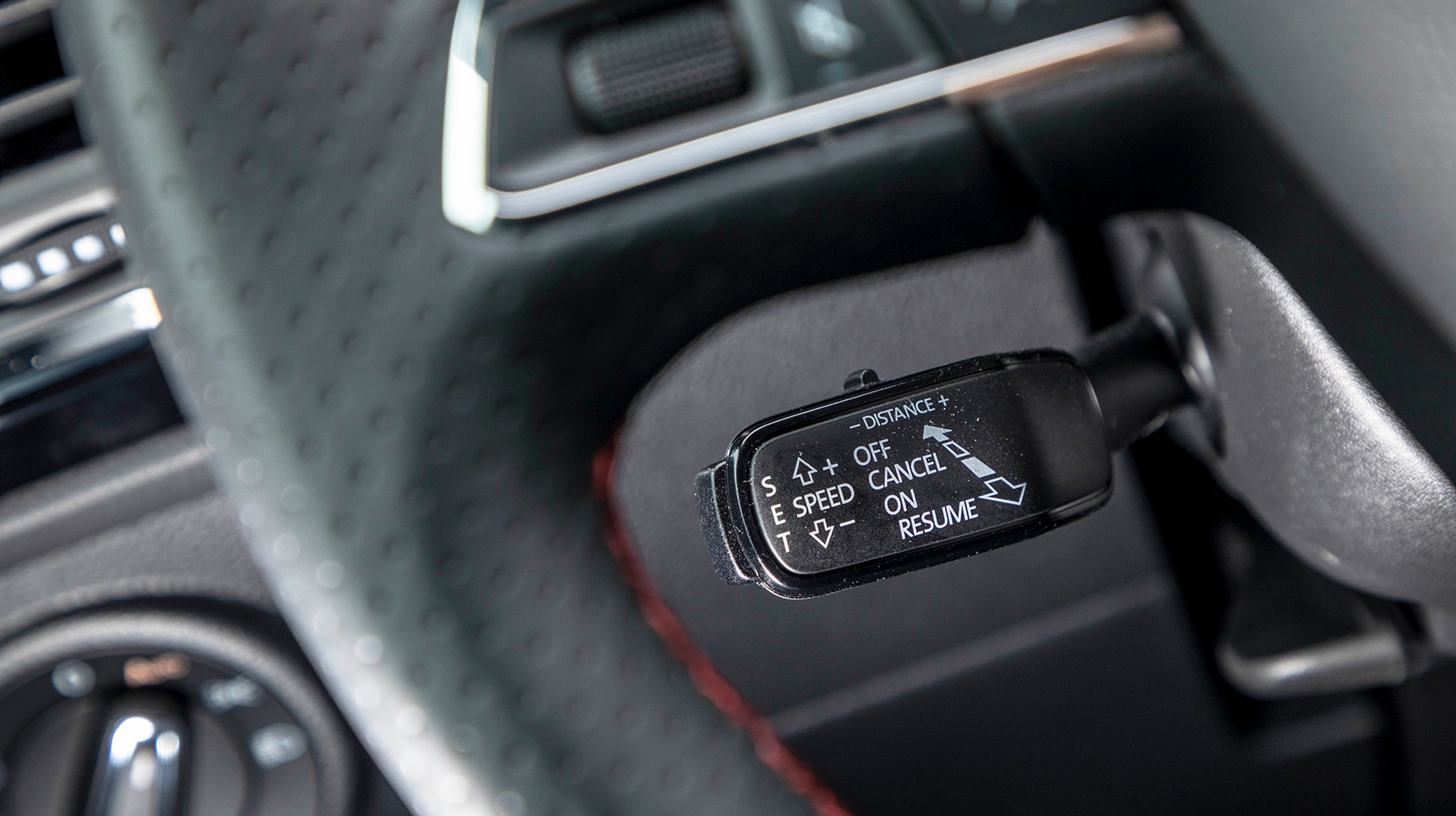 Den adaptive fartpilot er desværre ekstraudstyr til mindst 10.000 kroner. Betjeningen hertil er – desværre – placeret på en stilk bag rattet.