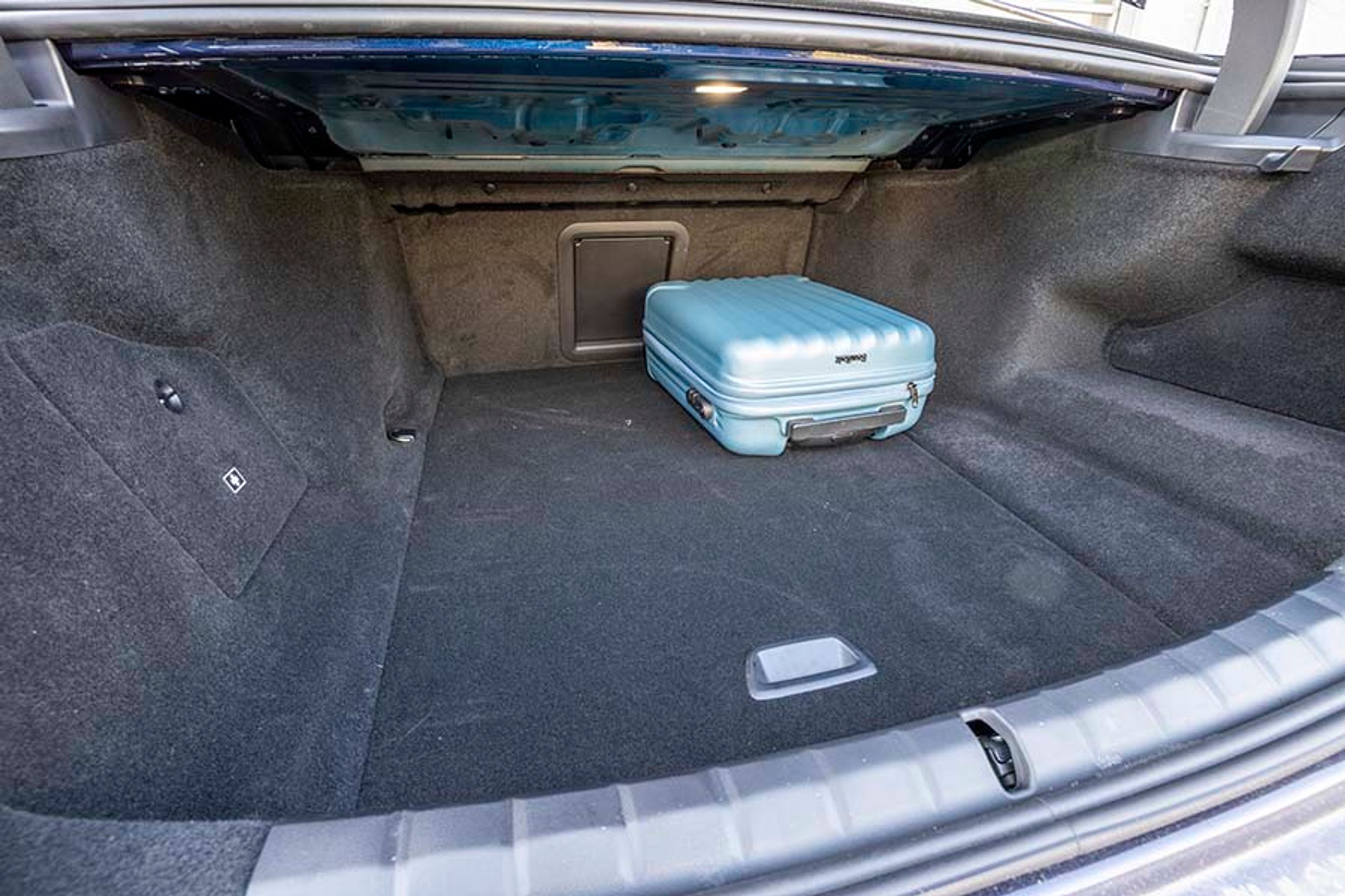 Bagagerummet er på 500 liter, hvilket er fint for biltypen. Der er kuffertknusere, men de er pakket ind, så din bagage tager ikke skade, og bagklappen åbner og lukker naturligvis elektrisk.