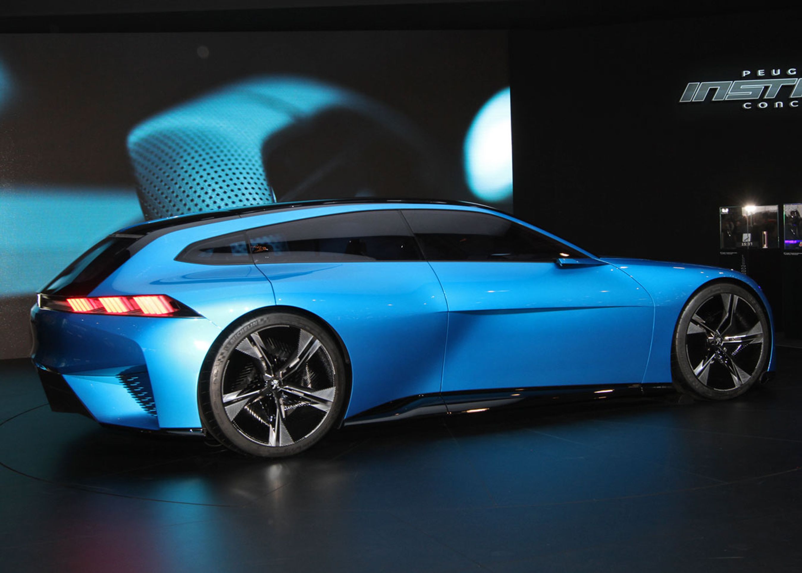 Instinct har såkaldt fastback-karrosseri - en slags stationcar med elementer af coupé.