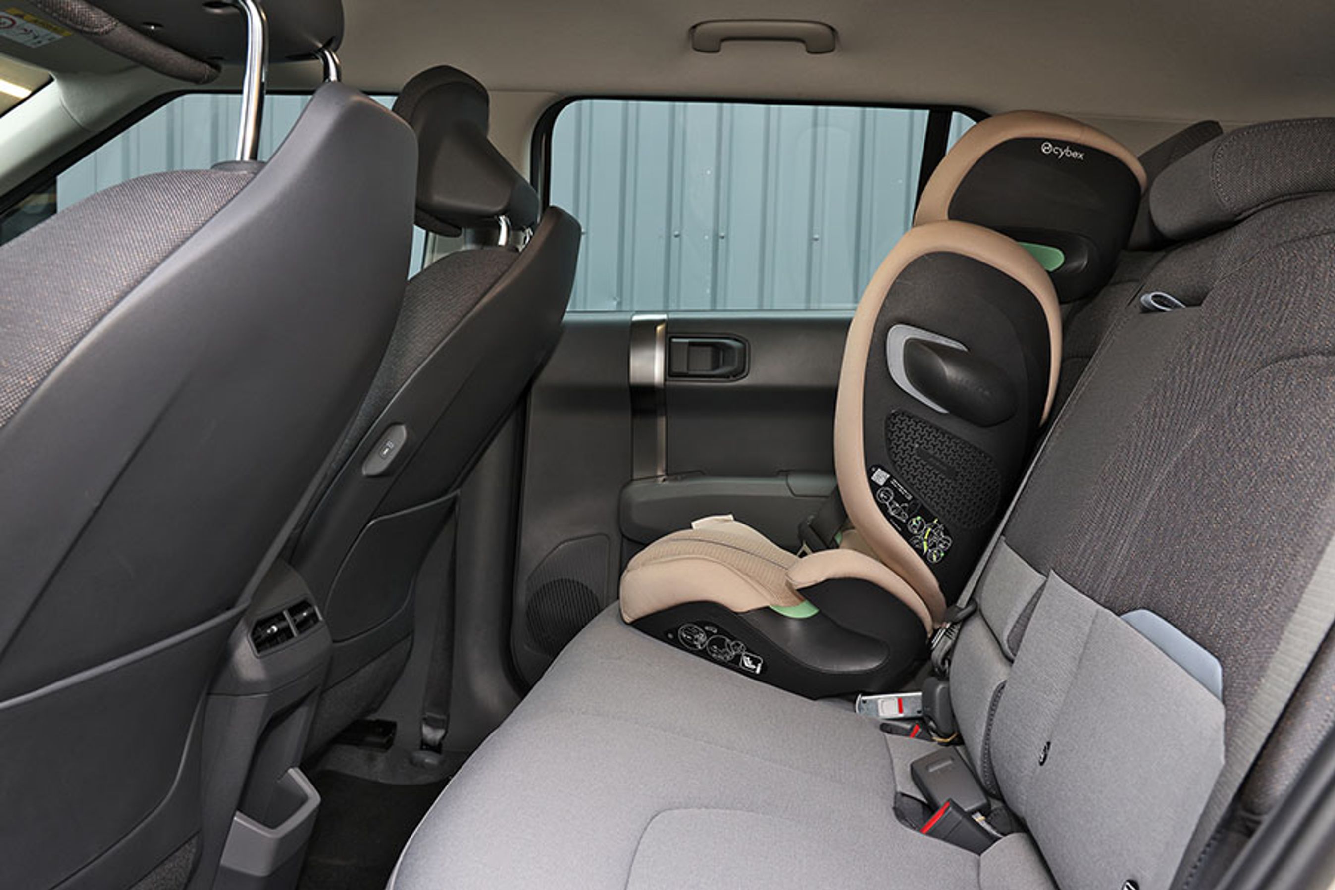 Der er en lav kant på ruderne, og det giver et godt udsyn for børnene. Selve pladsen på bagsædet er på niveau med Hyundai Kona og dermed ikke ligeså rummelig som i Skoda Elroq, VW ID.3 og Renault Scenic. 