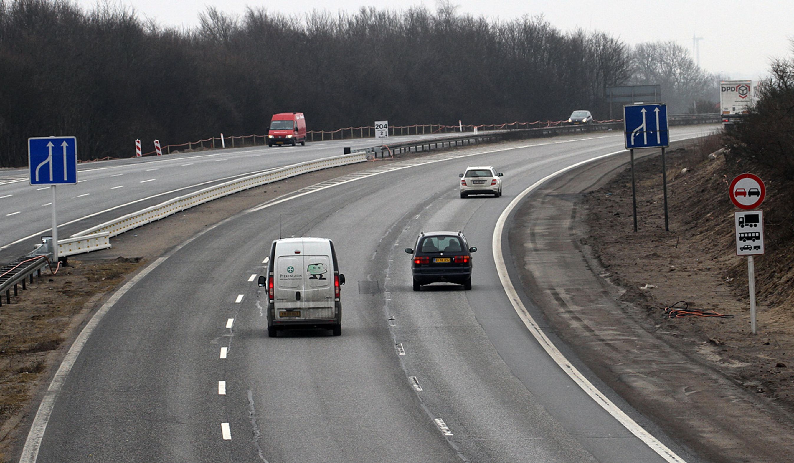 Her ved Lillebæltsbroen snævres vejen ind fra tre til to spor. I fremtiden fortsætter de tre spor til Nr. Aaby.