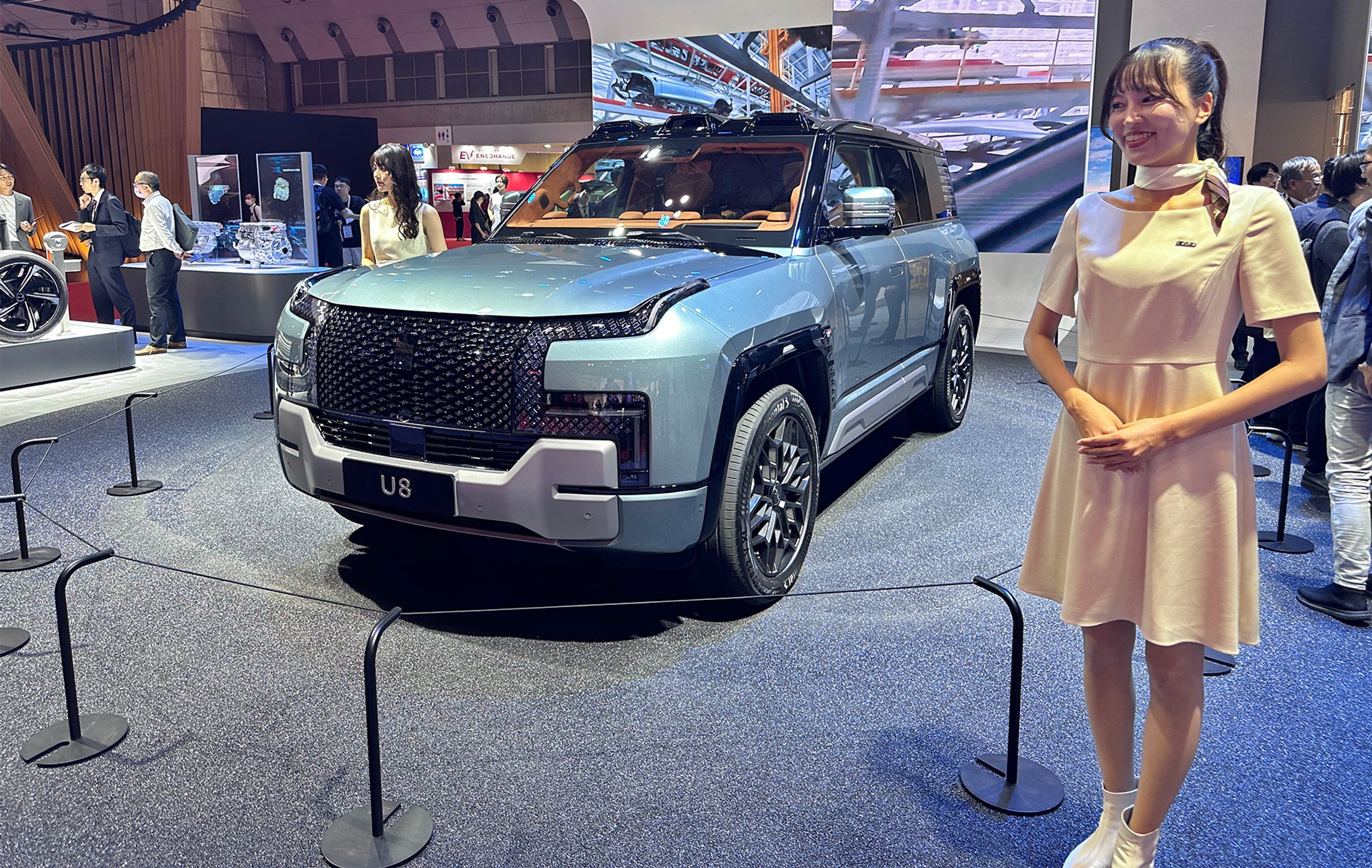 BYD på scenen i Tokyo med model i forgrunden