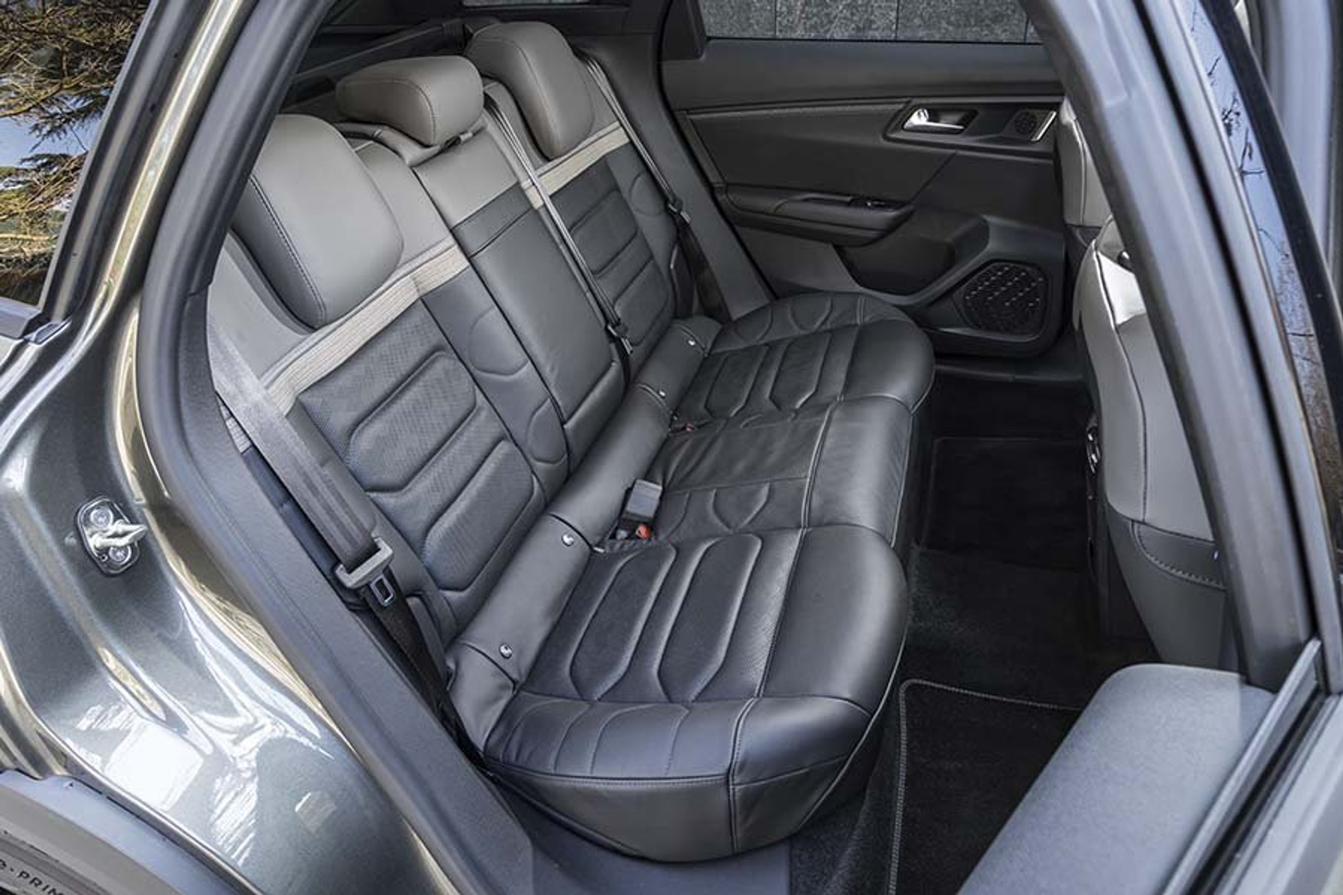 Bagsædet er rummeligt, og der er god plads til både knæ og hoved.