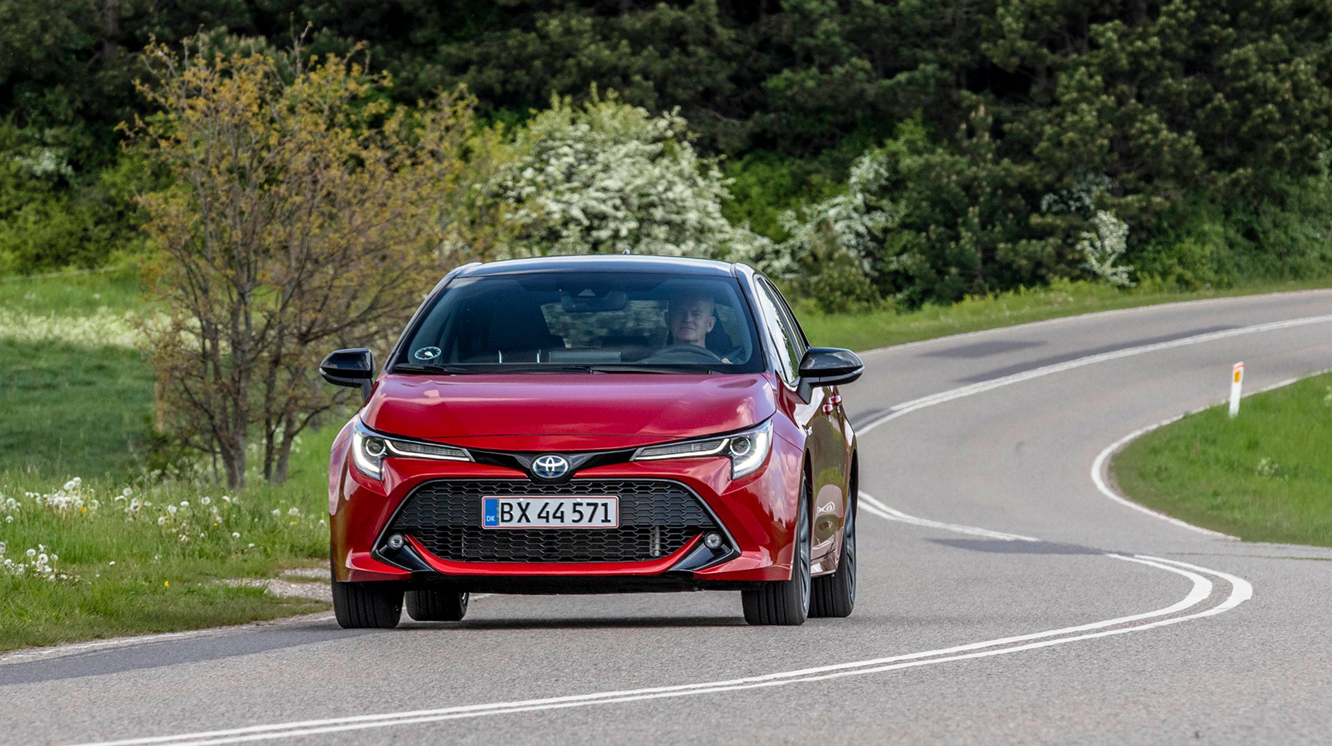 Toyota Corolla Hybrid set forfra