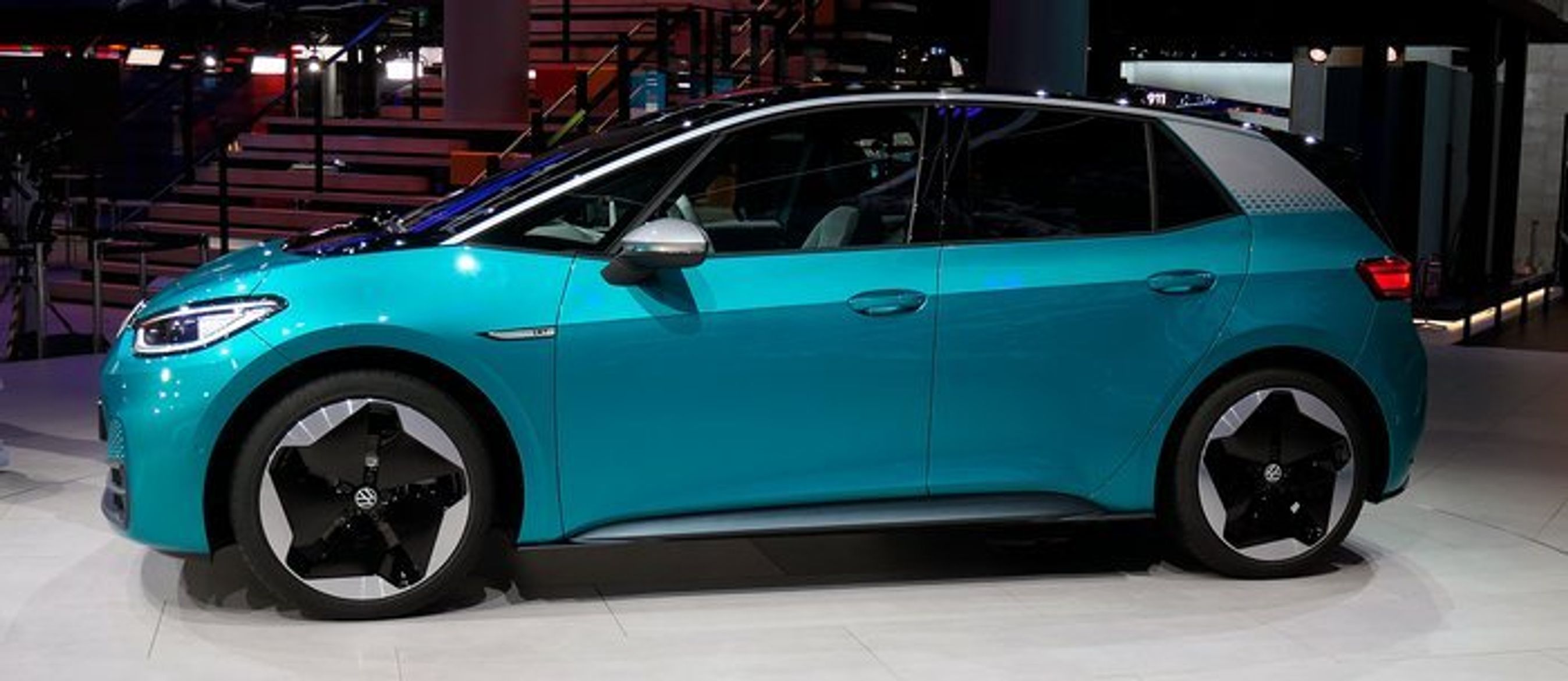 VW ID.3 i profil. Akselafstanden er stor.