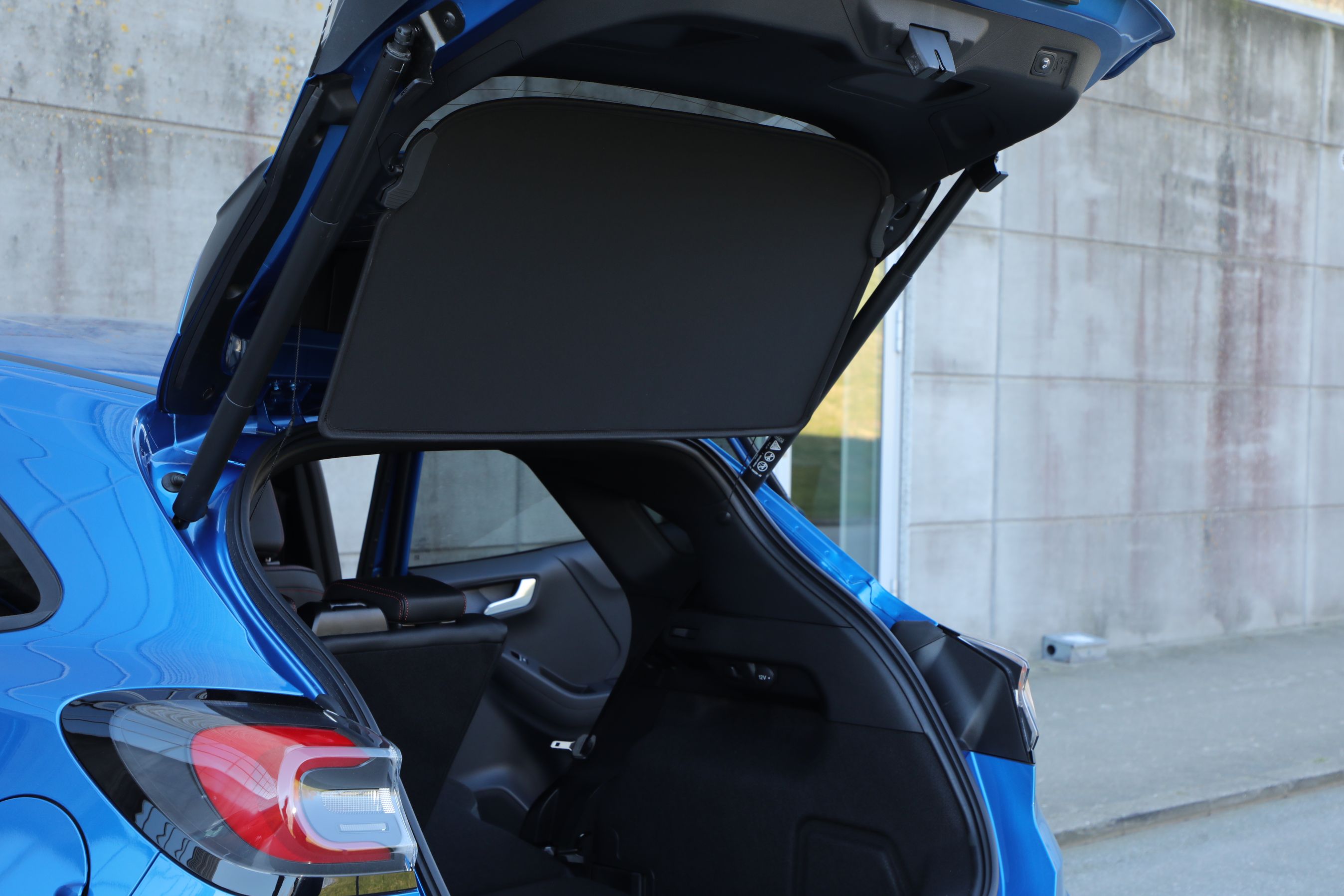 Bagklappen fås elbetjent som ekstraudstyr (5.190 kr.) og i alle tilfælde glider ”hattehylden” op sammen med bagklappen