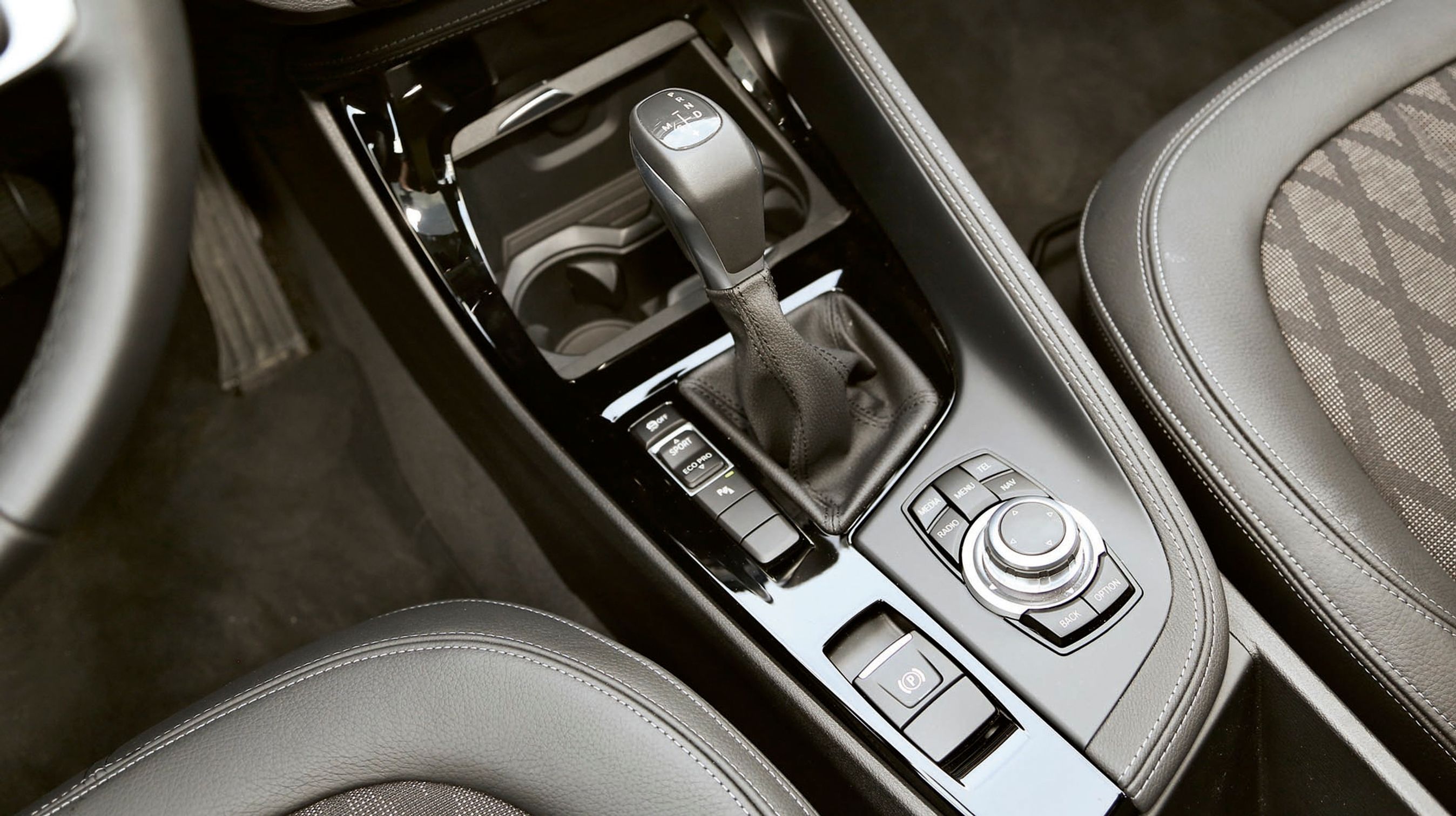Drejeknappen mellem forsæderne styrer let infoskærmen. Automatgear er de 33.388 kr. værd.