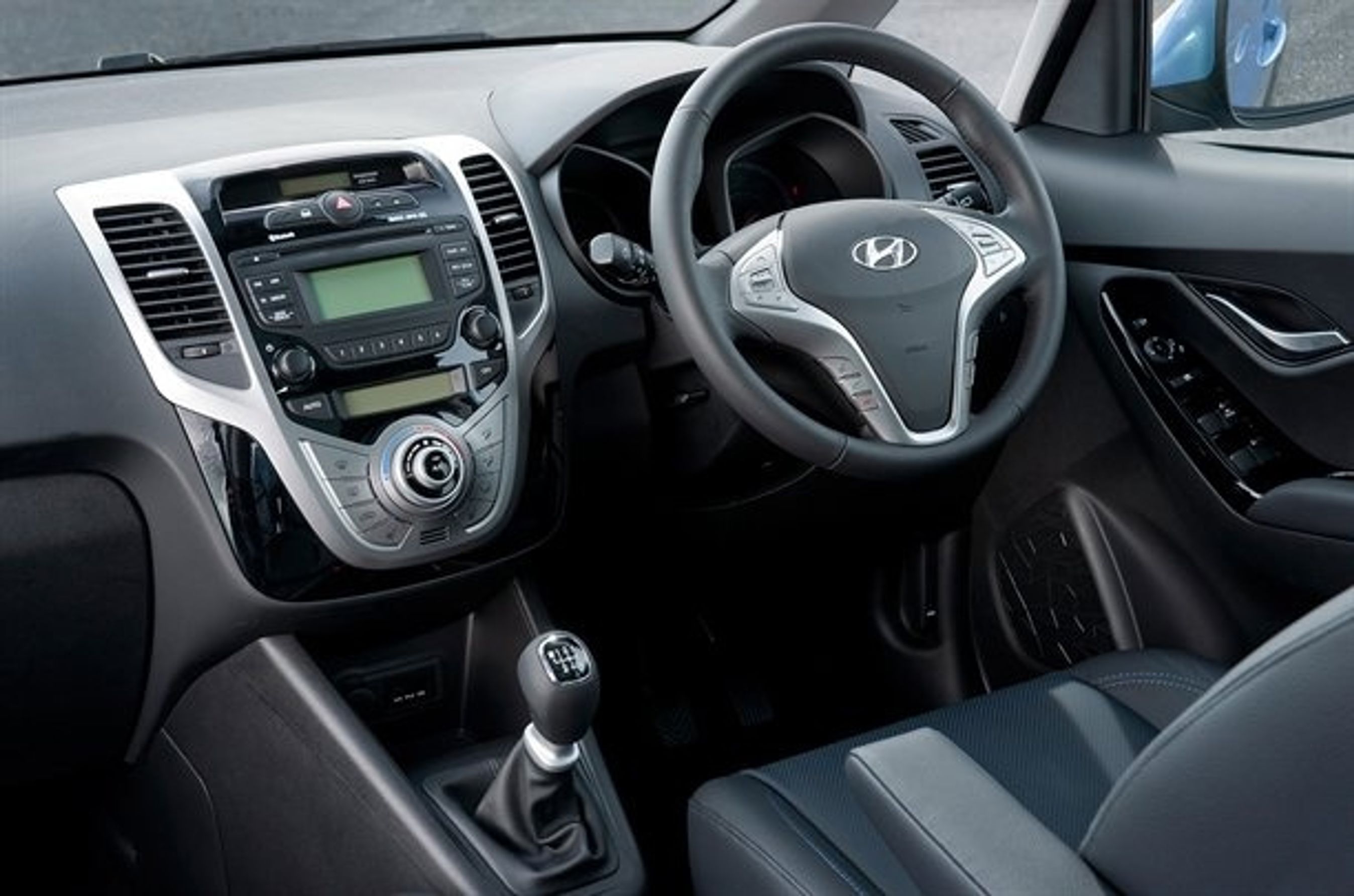 Førerpladsen i Hyundai ix20 er grundlæggende den samme som iKia Venga, men midterkonsol og selve instrumenthuset er lidt anderledes.