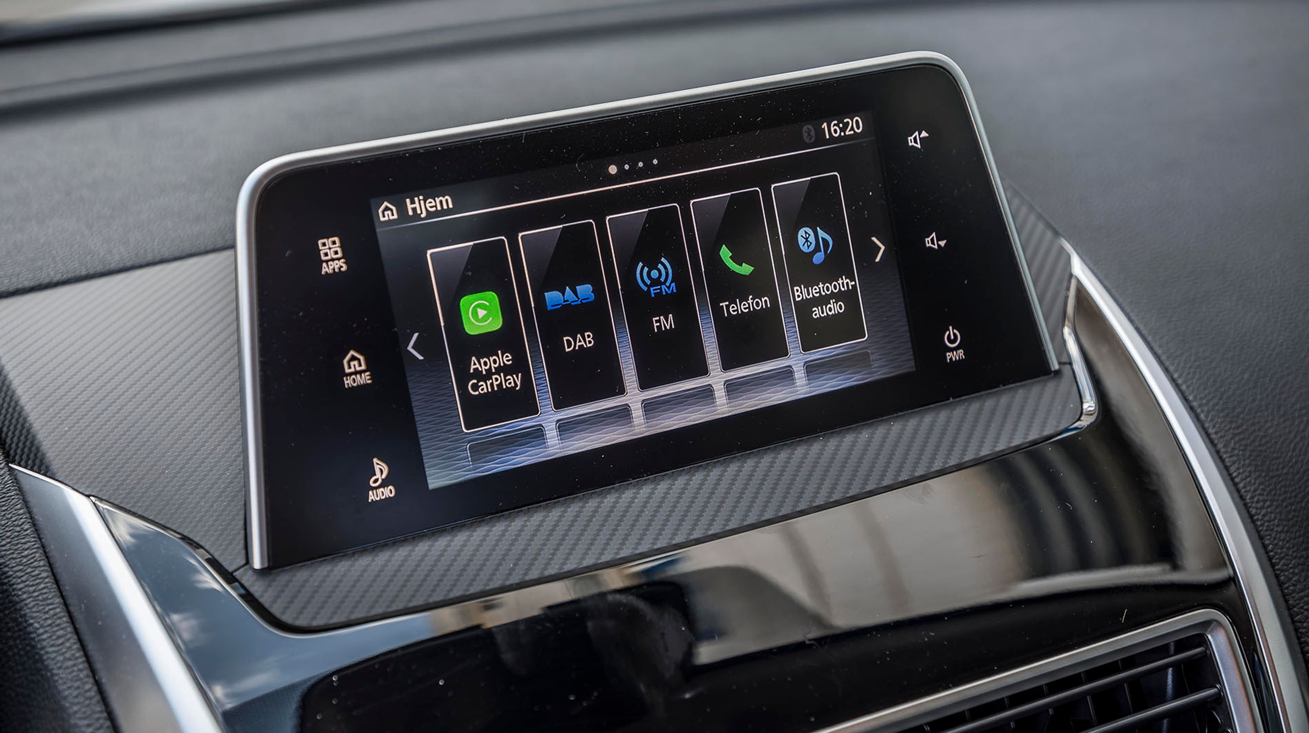 Infotainmentsystemet er ganske velfungerende, men kræver lidt tilvænning og styres bedst fra skærmen.