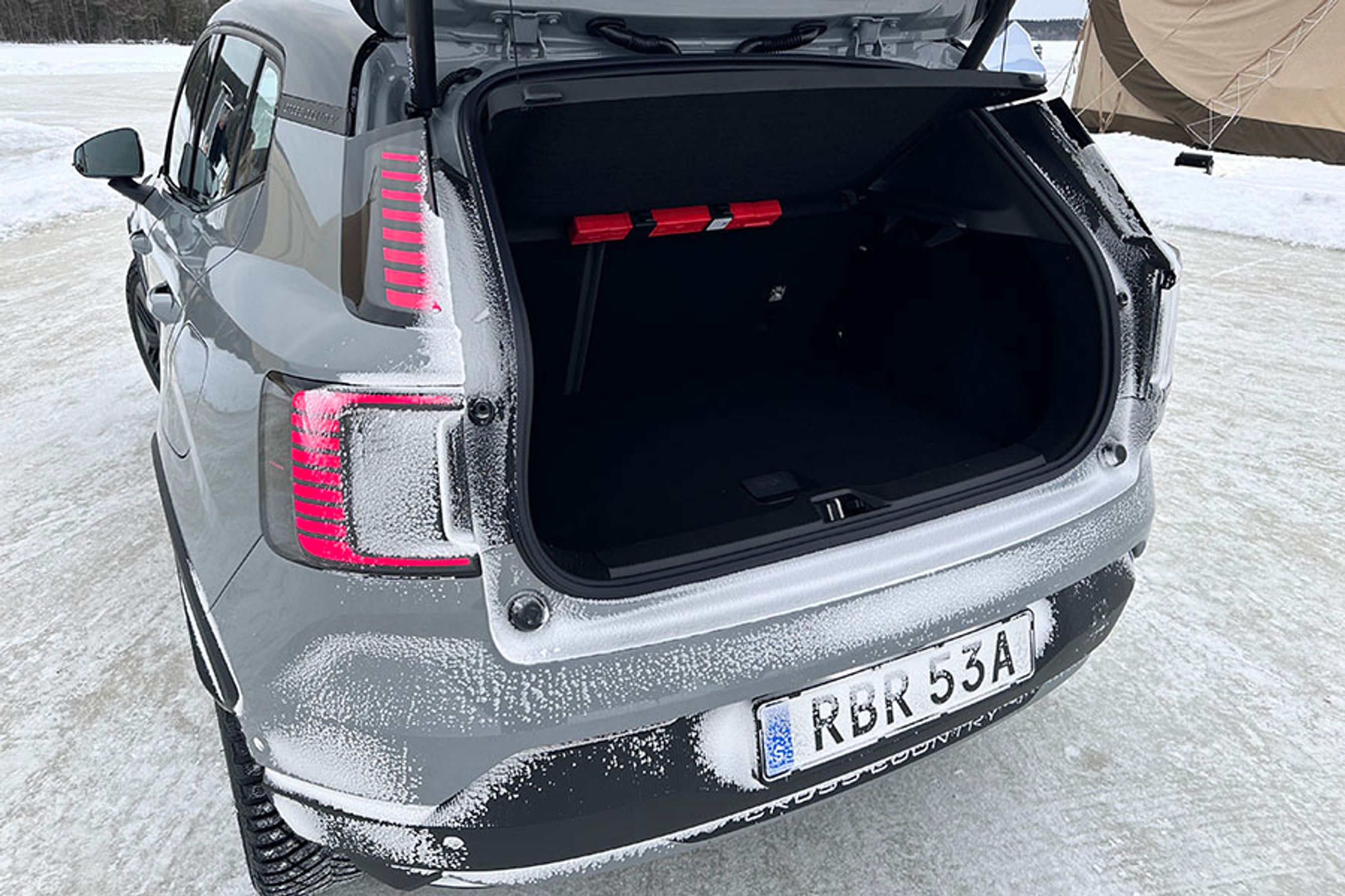 Bagagerummet rummer 318 liter, og bunden kan placeres i to positioner. Der er en lille frunk fortil, hvor man med lidt øvelse kan få plads til bilens ladekabel.