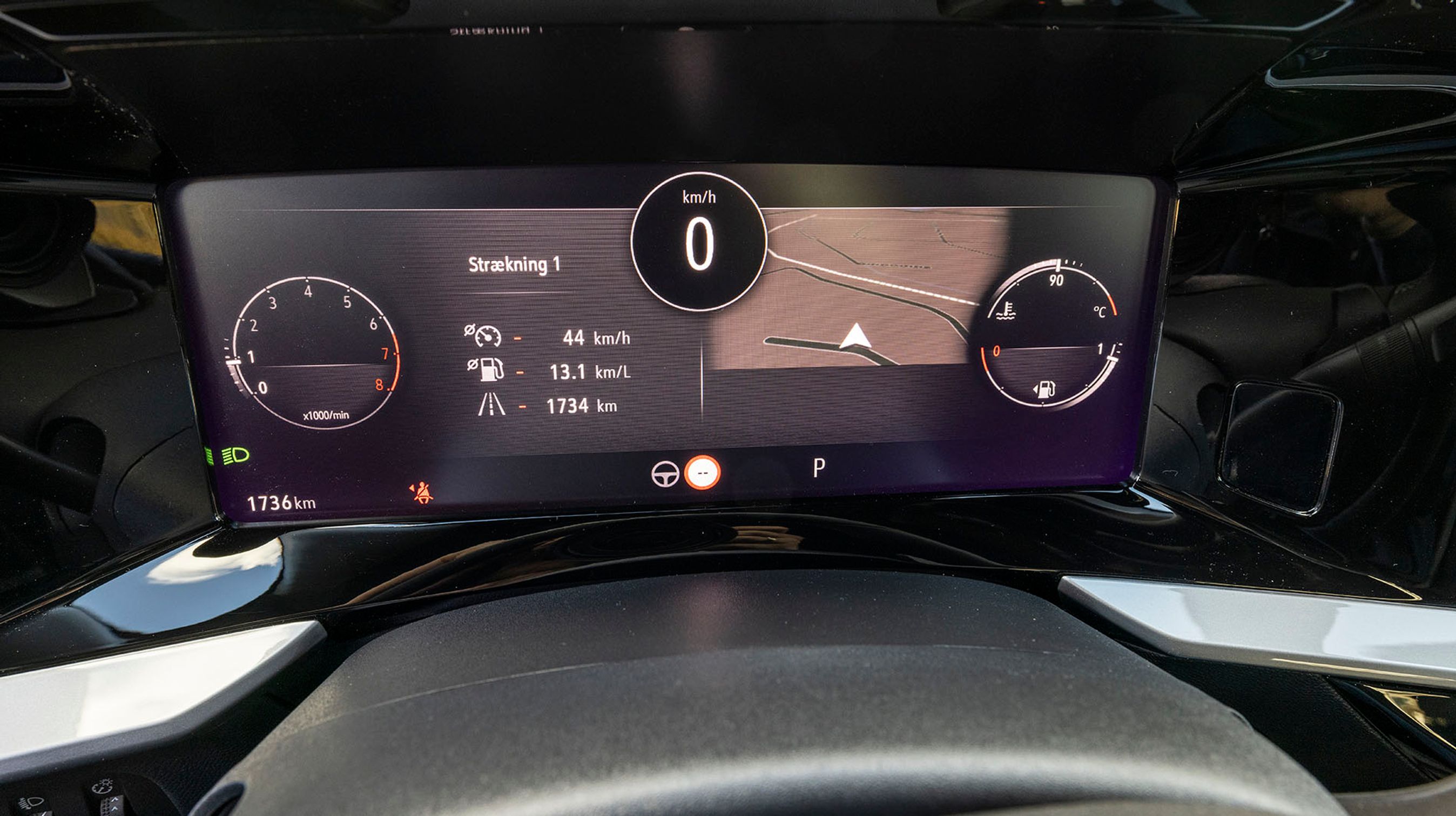 Foran føreren er der en 12-tommerskærm, som huser alle instrumenterne, men som også kan sættes til et væld af andre visninger efter førerens ønske.