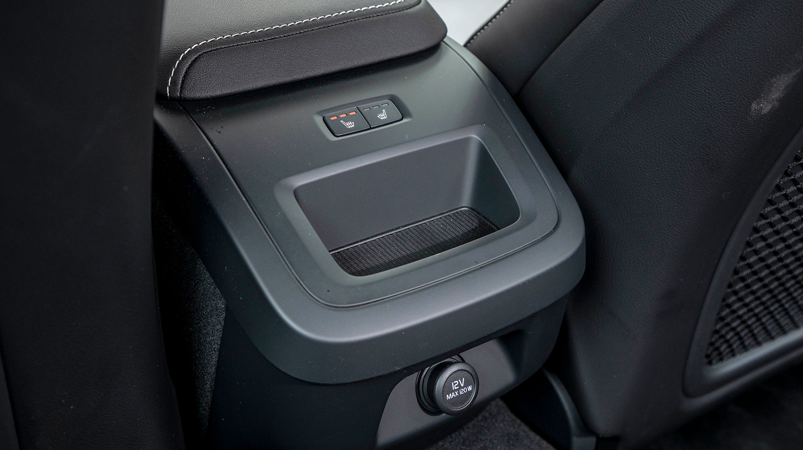 Mellem forsæderne er der et lille opbevaringsrum og kontakter til varmen i bagsædet.