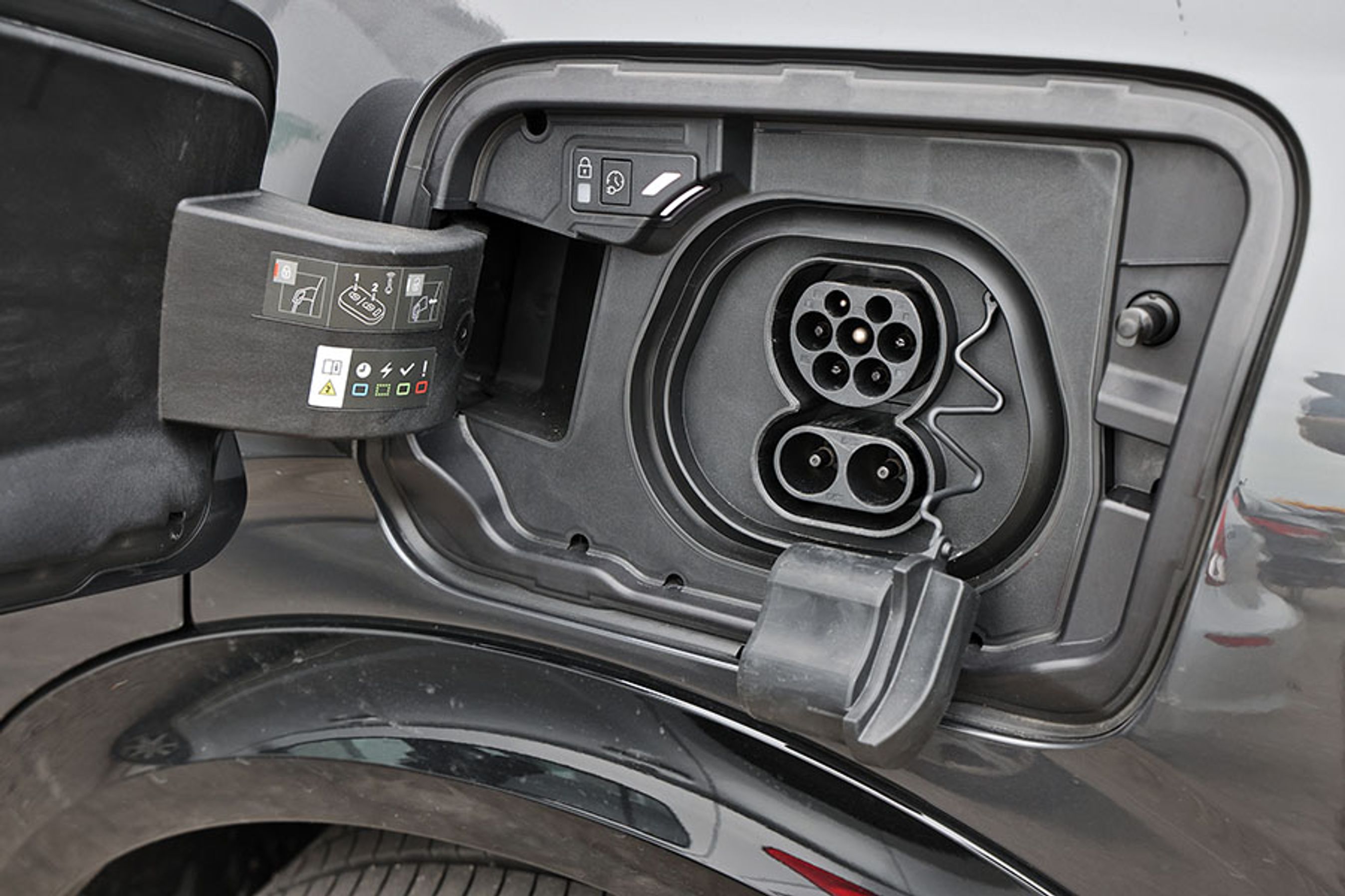 Ladestikket er placeret ved venstre baghjul, og der er mulighed for at lade med op til 160 kW på farten og med 11 kW hjemme. Vi savner en knap til at frigøre ladekablet, men glæder os over knap til forsinket opladning og indbygget tætning, så man slipper for en prop til det øverste stik.