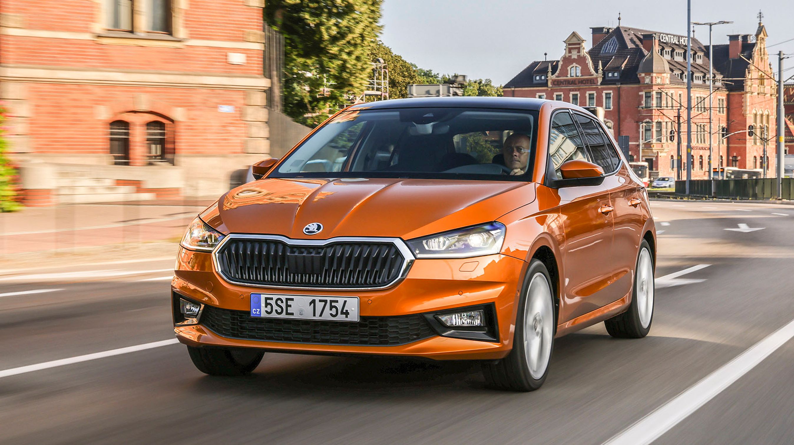 Skoda Fabia er blevet en ret stor bil med gode pladsforhold i kabinen. Men designet snyder alligevel lidt, for bilen er gjort både bredere og længere, men også samtidig en smule lavere end forgængeren.