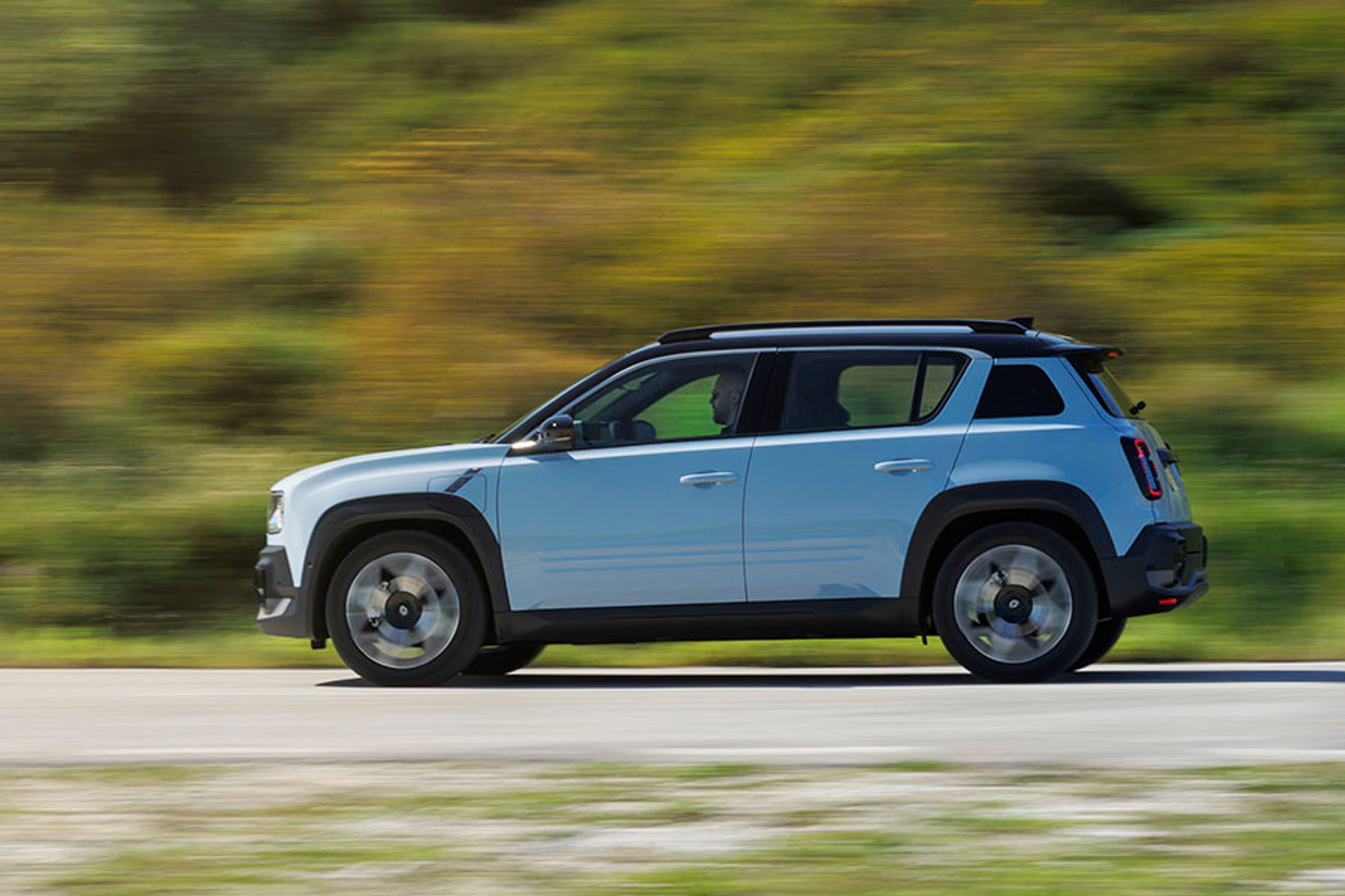 Fra siden ser man, at Renault 4 er en høj bil. Bemærk de tre vandrette riller i dørpladernes nederste område samt den ekstra rude over baghjulene, der tilsammen er skabt med direkte inspiration fra den oprindelige Renault 4.