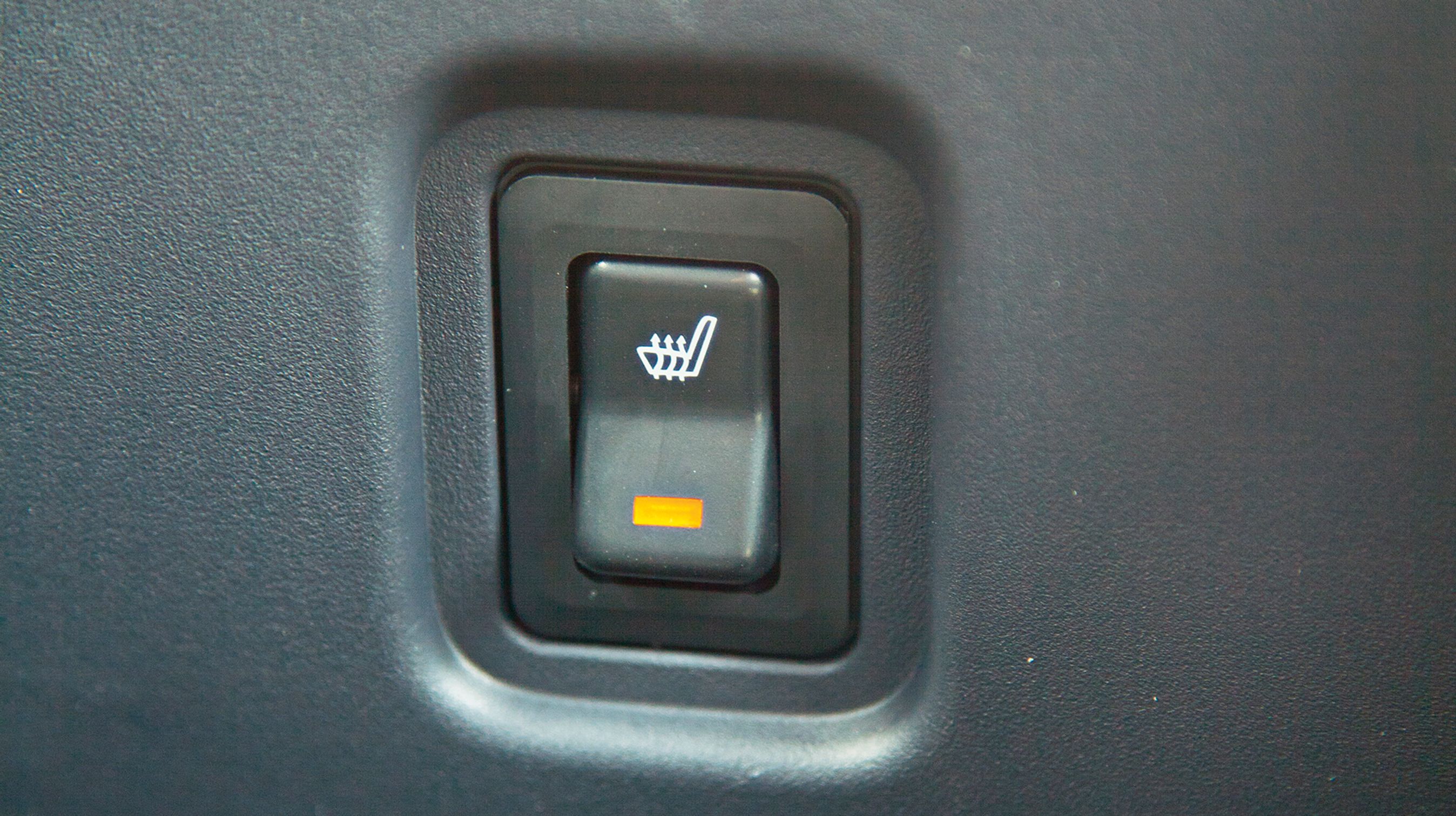 Varme i førersædet er standard. Men det er elektrisk og tager km fra rækkevidden. Knappen er derfor godt skjult.