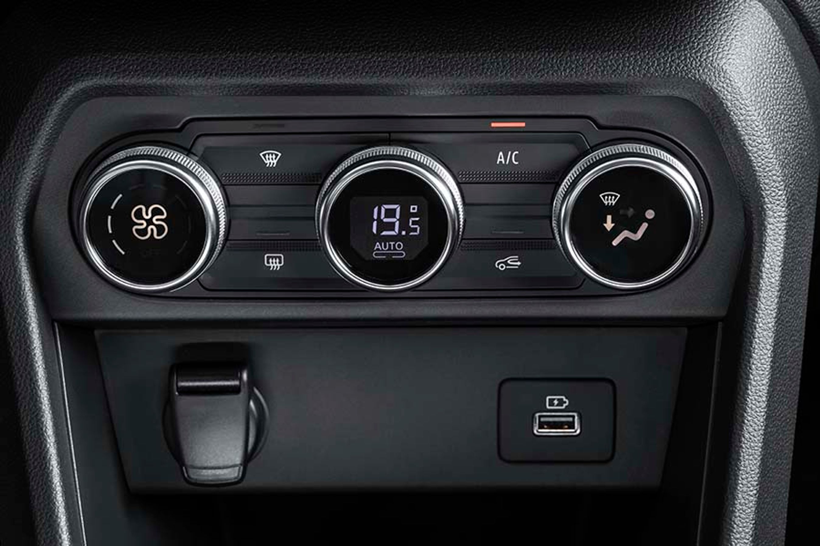 Det elektroniske panel til klimaanlæg m.m. hører til i topudgaven. I midterudgaven er styringen manuel, og i grundversionen er der slet ikke aircondition.