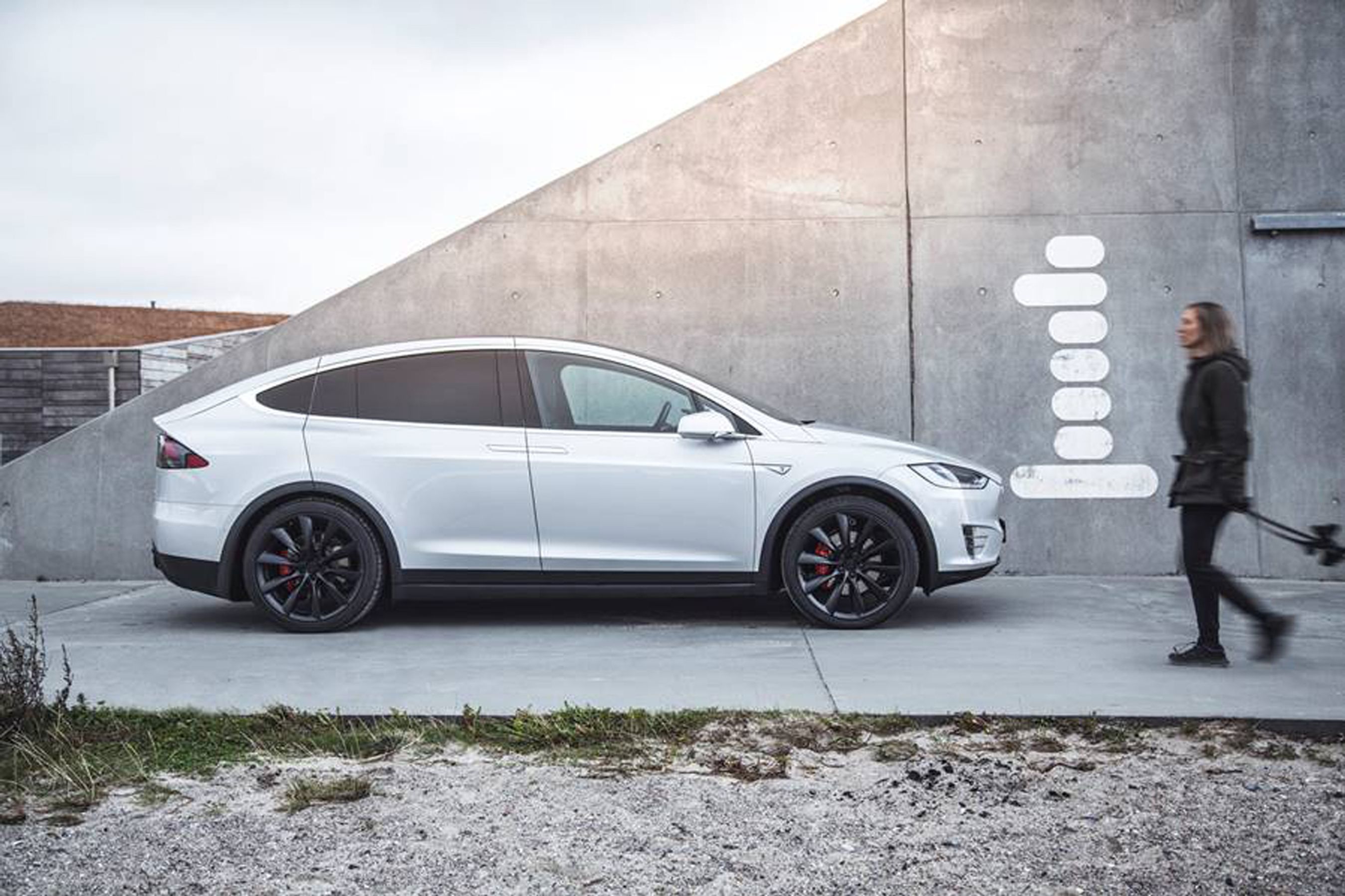Tesla Model X fra siden