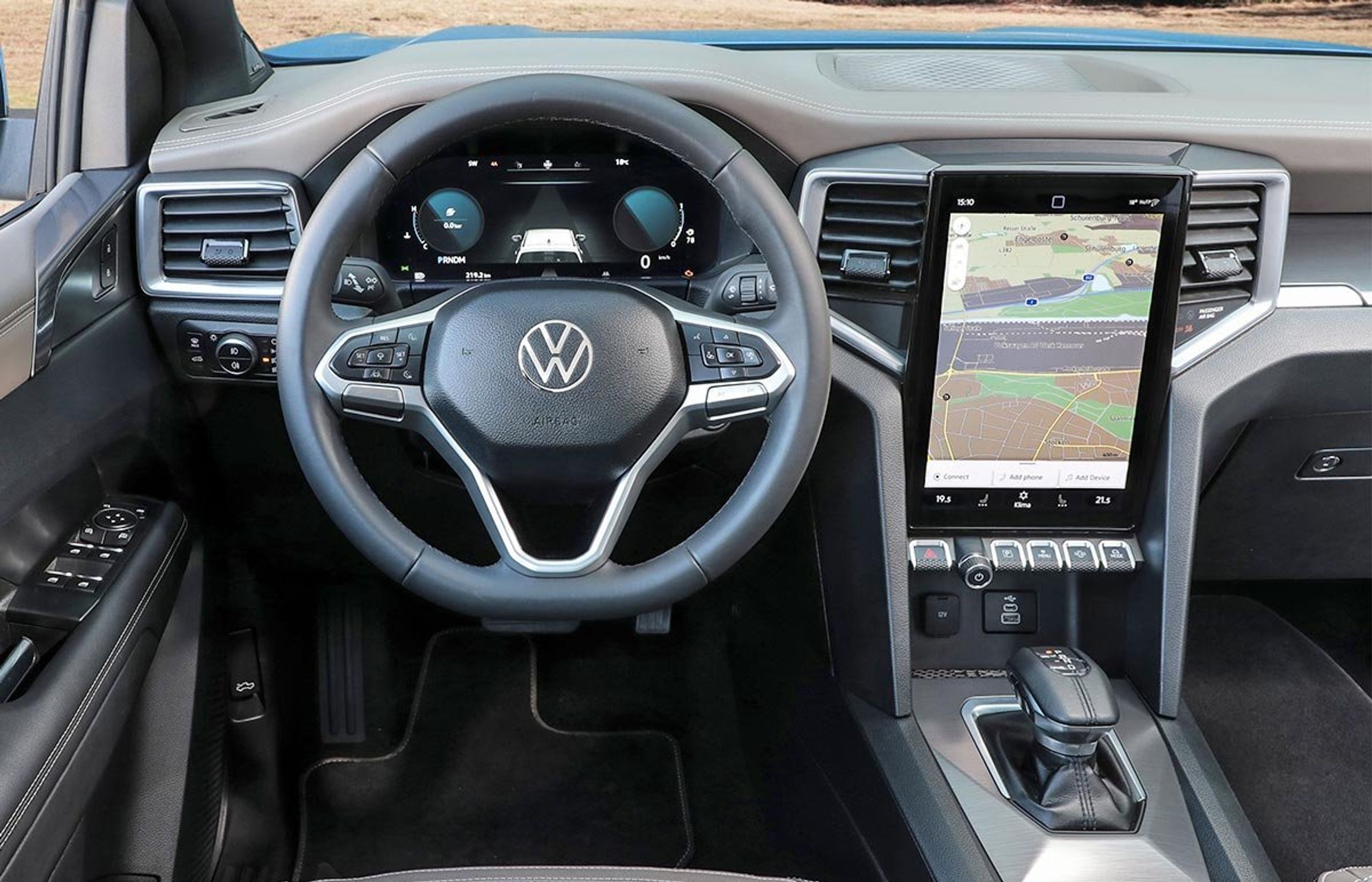 Førerpladsen er næsten som i Ford Ranger. Skærmen er tilsyneladende den samme, mens kontakterne under den er forskellige.