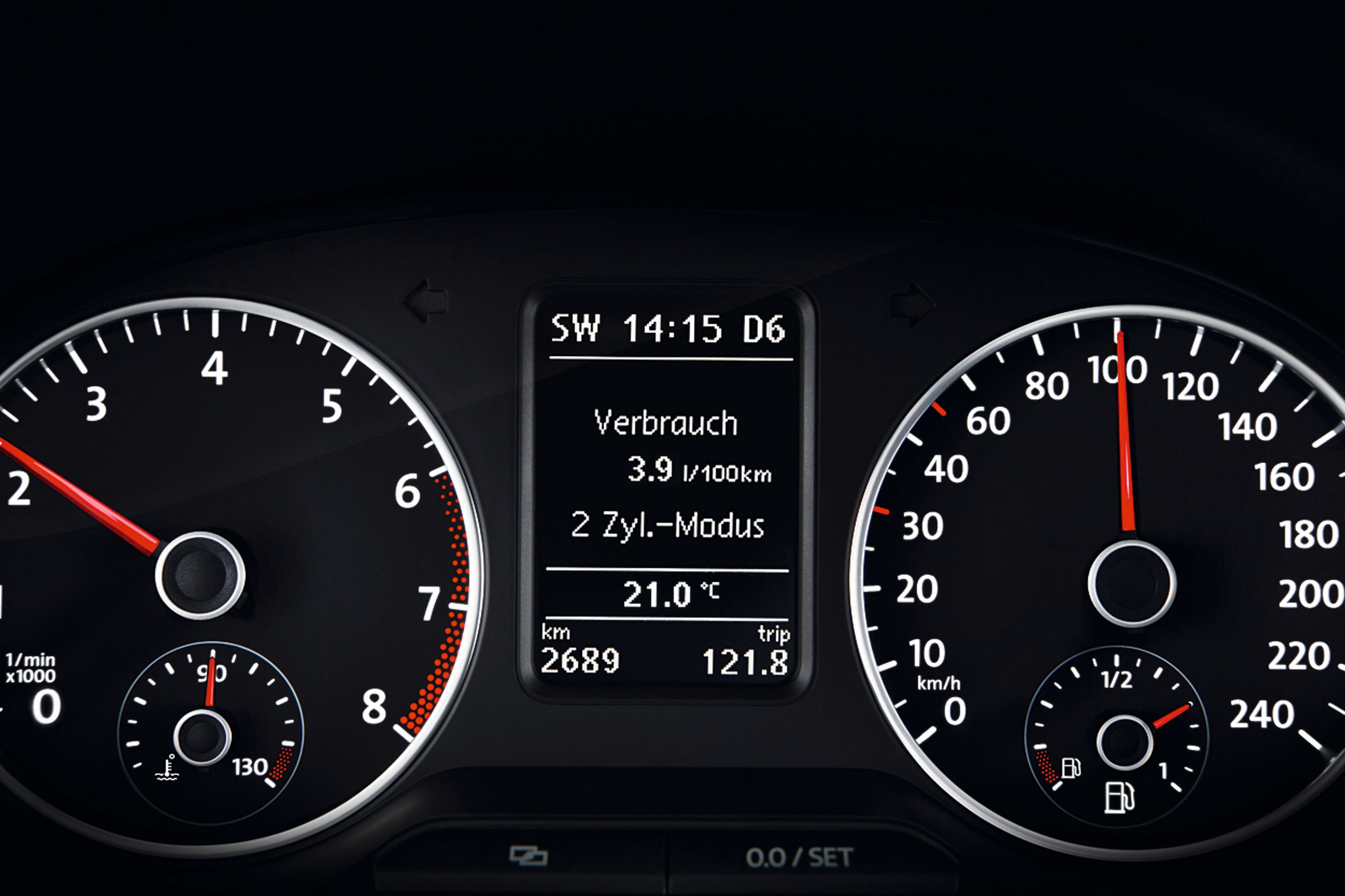 Når bilen kun kører på to cylindre, kommer en besked op i instrumentbordet, og samtidig kan man følge de aktuelle lavere forbrug.