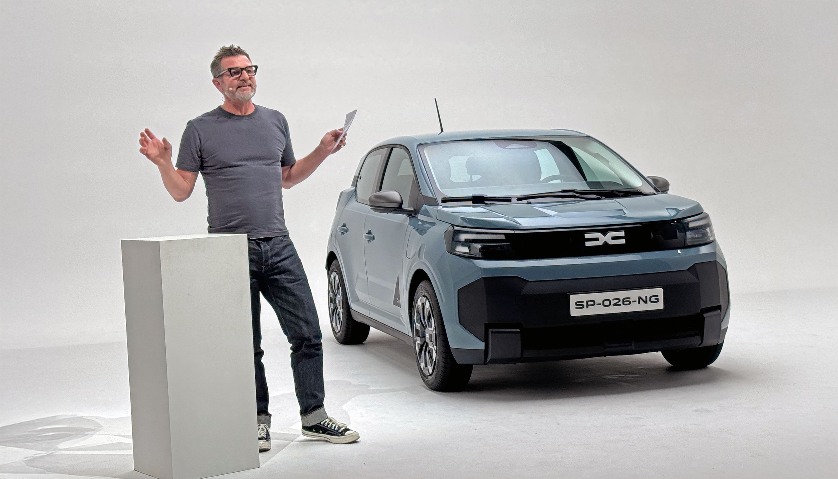 Mand præsenterer Dacia Spring i studie.