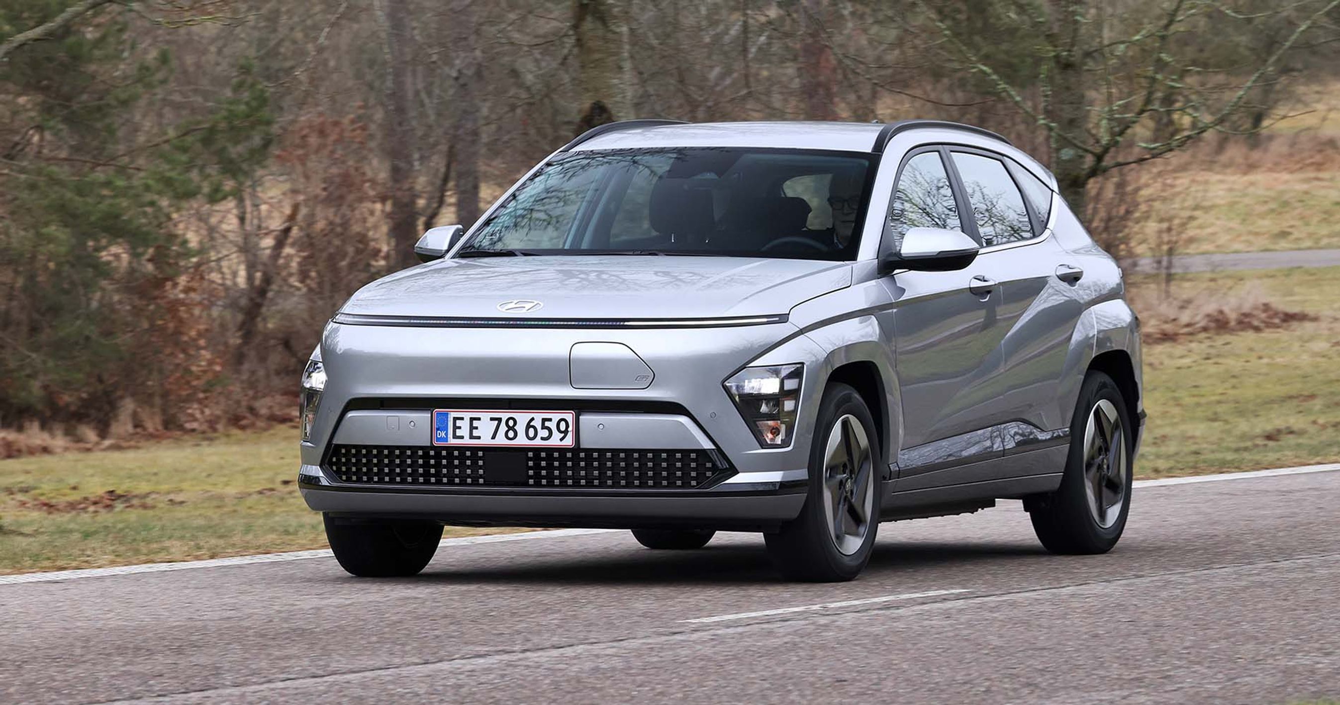 Hyundai Kona set forfra, mens den kører mellem træer