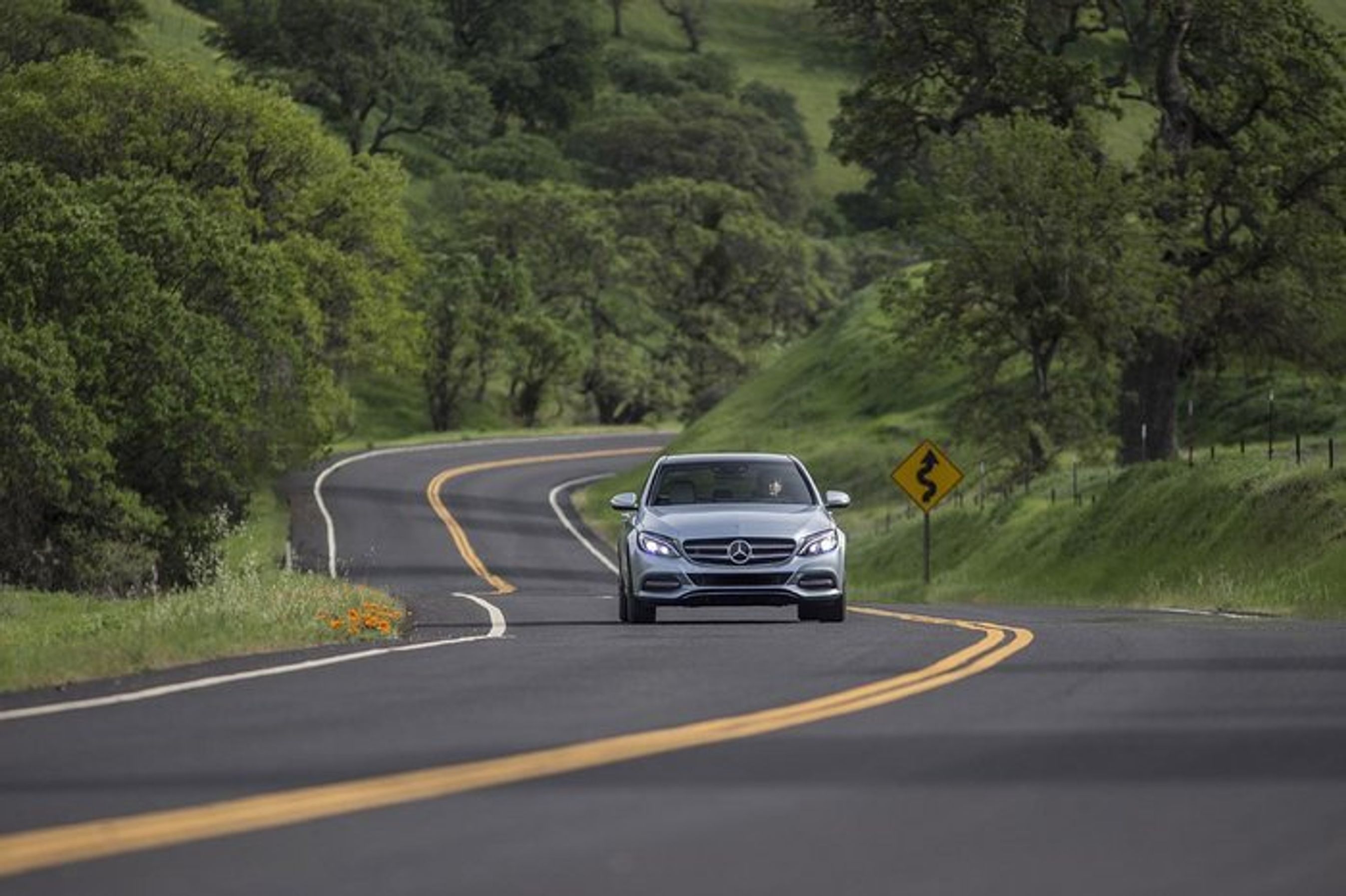 Mercedes-Benz C-klasse som opladningshybrid sælges i Danmark kun i Avantgarde-versionen, der er den mere ungdommelige version med stjernen placeret midt i grillen.