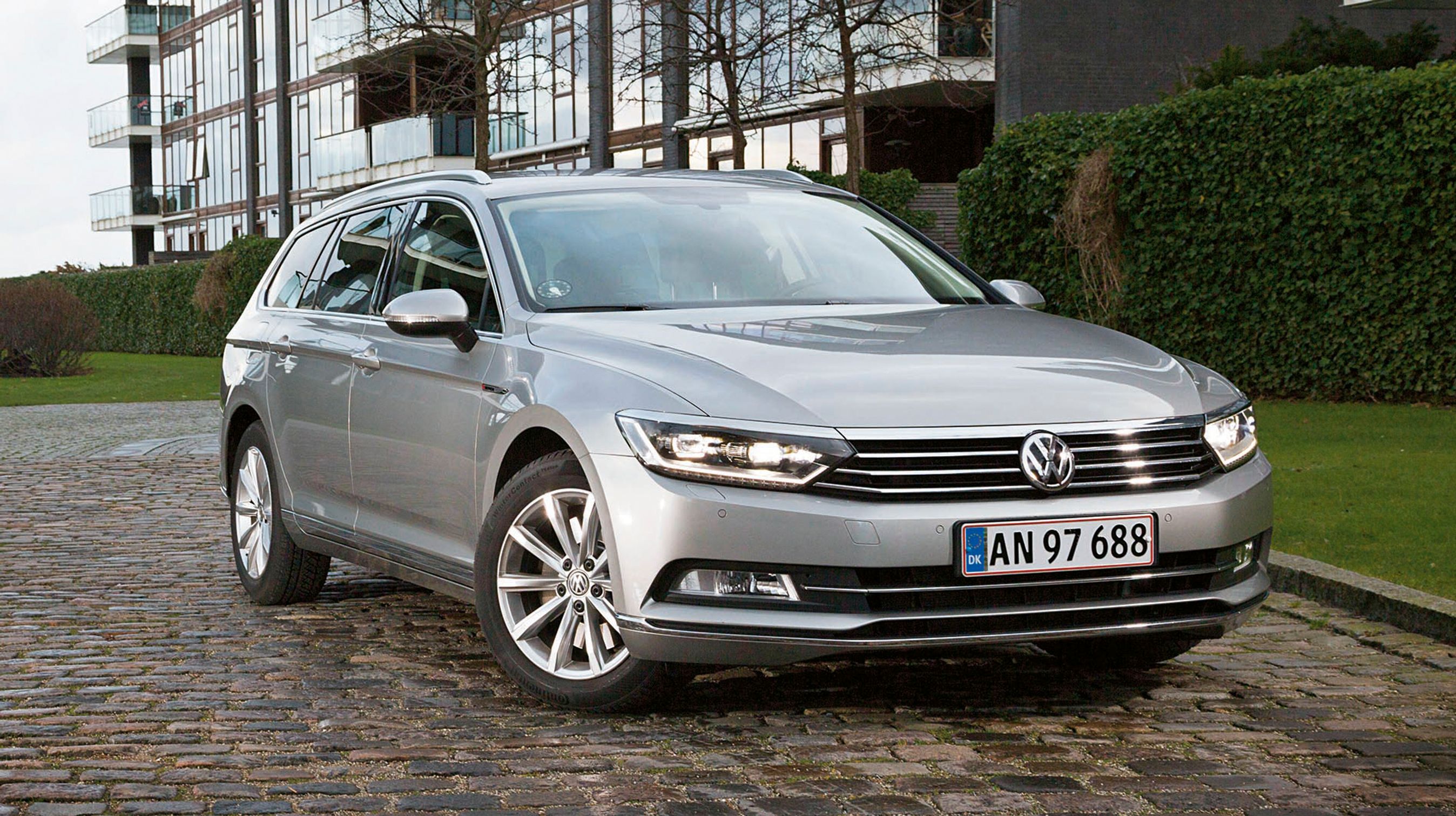 I denne Highline-udgave får man en fin blanding af kromlister langs underkanten af dørene, rudekanterne og tagrælingen og så de store enkle flader med valg mellem 11 karrosserifarver.