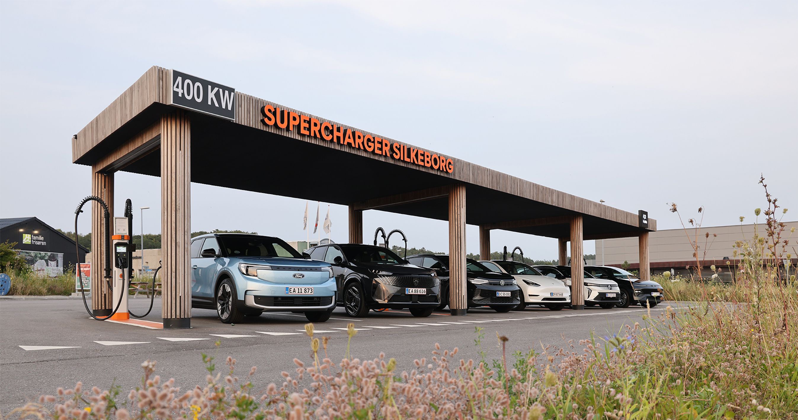 Elbiler ved ladestation