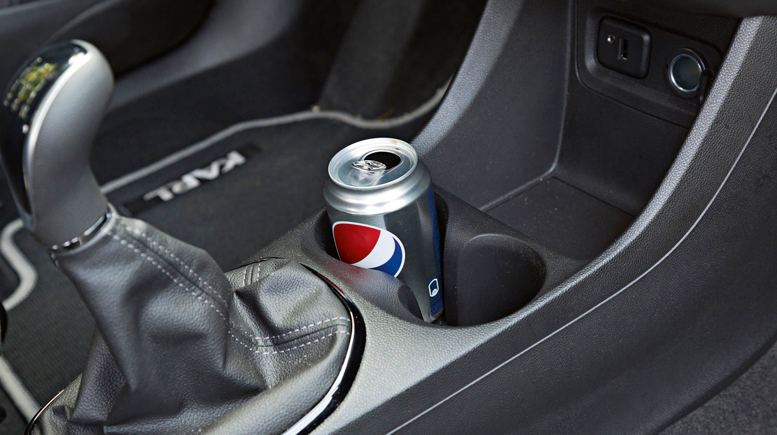 Kopholdere foran gearstangen, rum mellem forsæderne samt flere steder i kabinen gør Karl til en bil med stor brugsværdi.