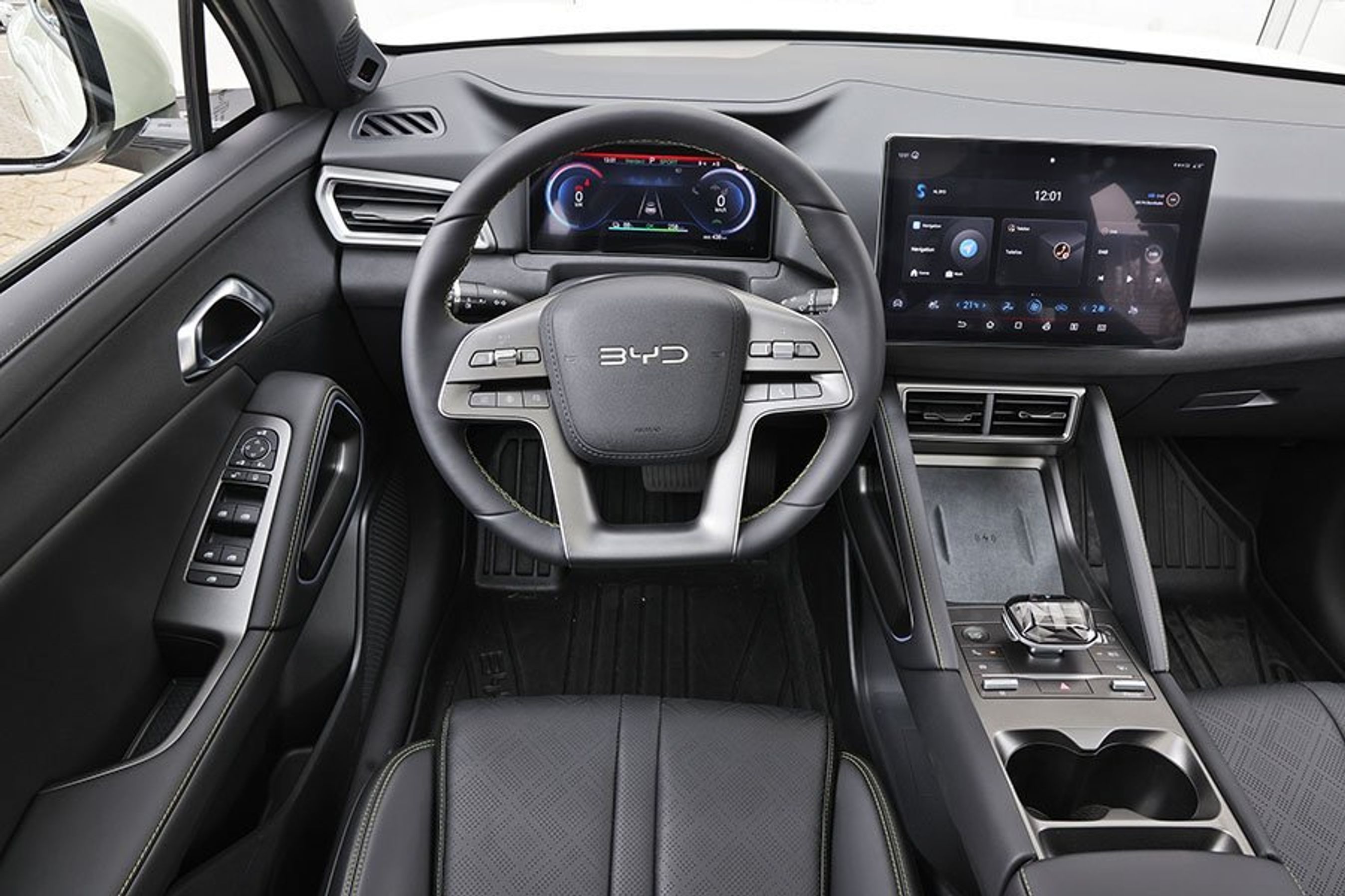 Førerpladsen i en BYD Atto 2