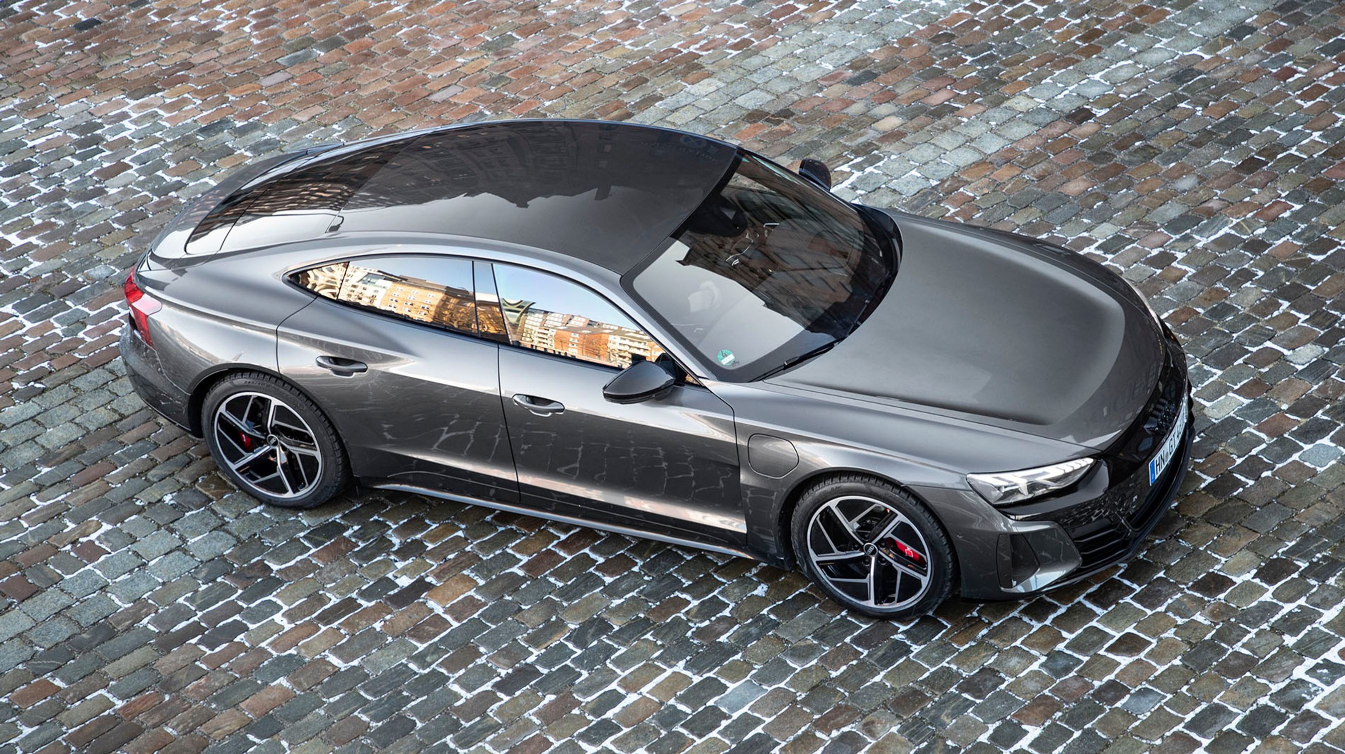 Audi e-tron GT er den hidtil hurtigste elbil fra Audi. Den har firehjulstræk, der er opbygget med to elmotorer, og batteriet leverer nok strøm til i alt 600 hk i topudgaven.