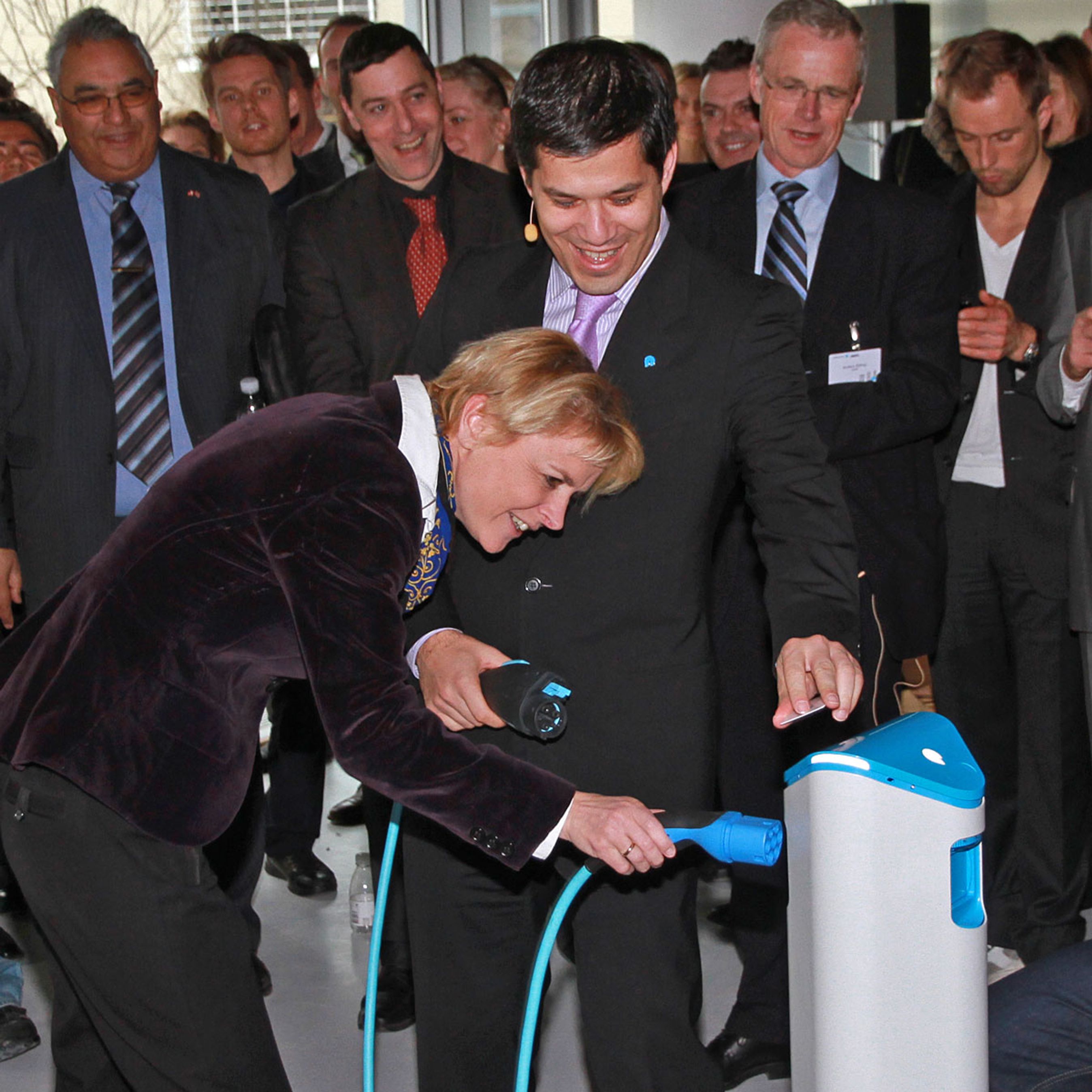 Klima- og energiminister Lykke Friis sætter sammen med Shai Agassi stikket i til Better Place Center i Hellerup.