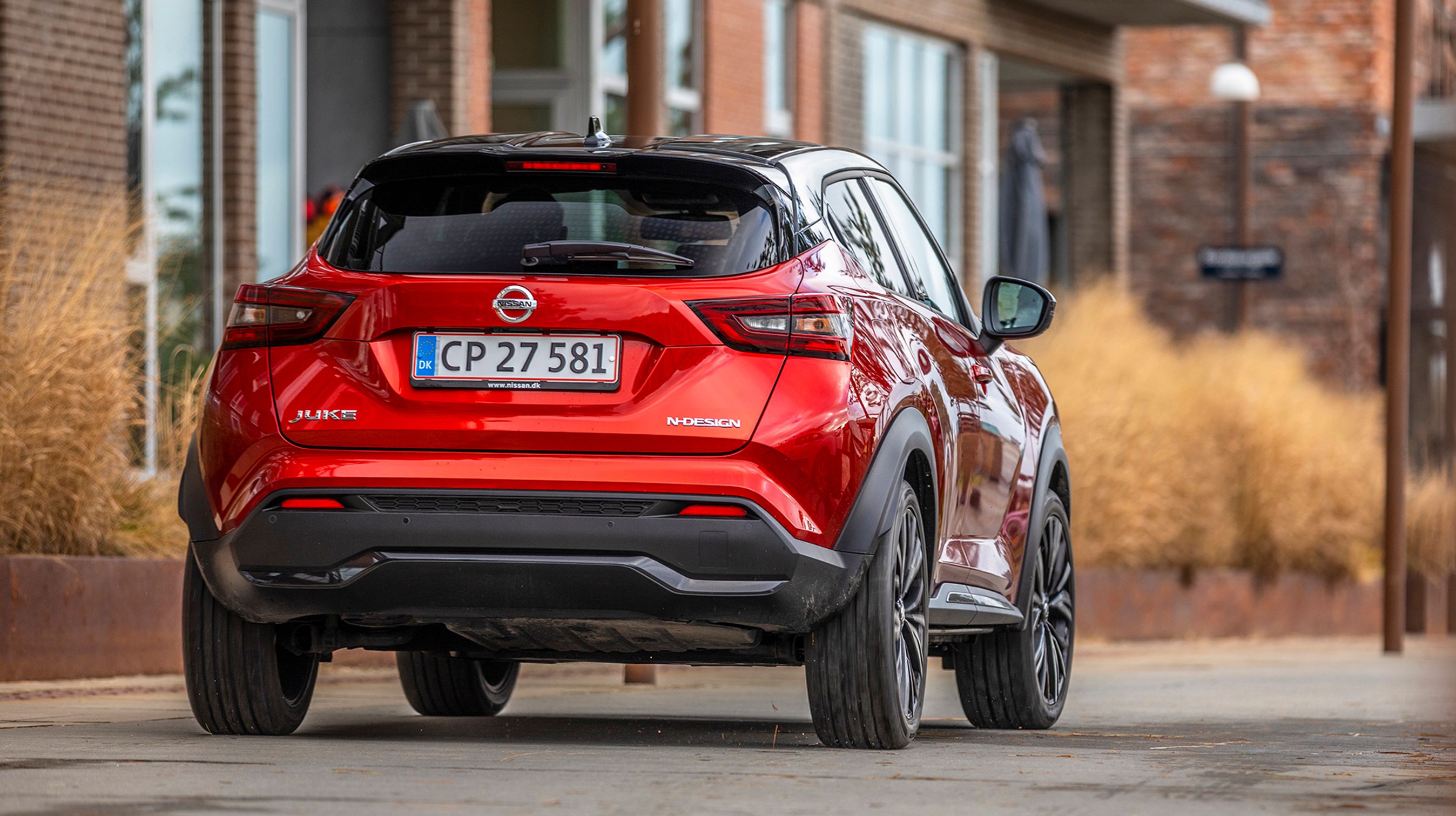 N-Design-versionen har altid tofarvet karrosseri, i dette tilfælde med sort tag, men det kan også være rødt tag på et mørkegråt eller sort karrosseri. 