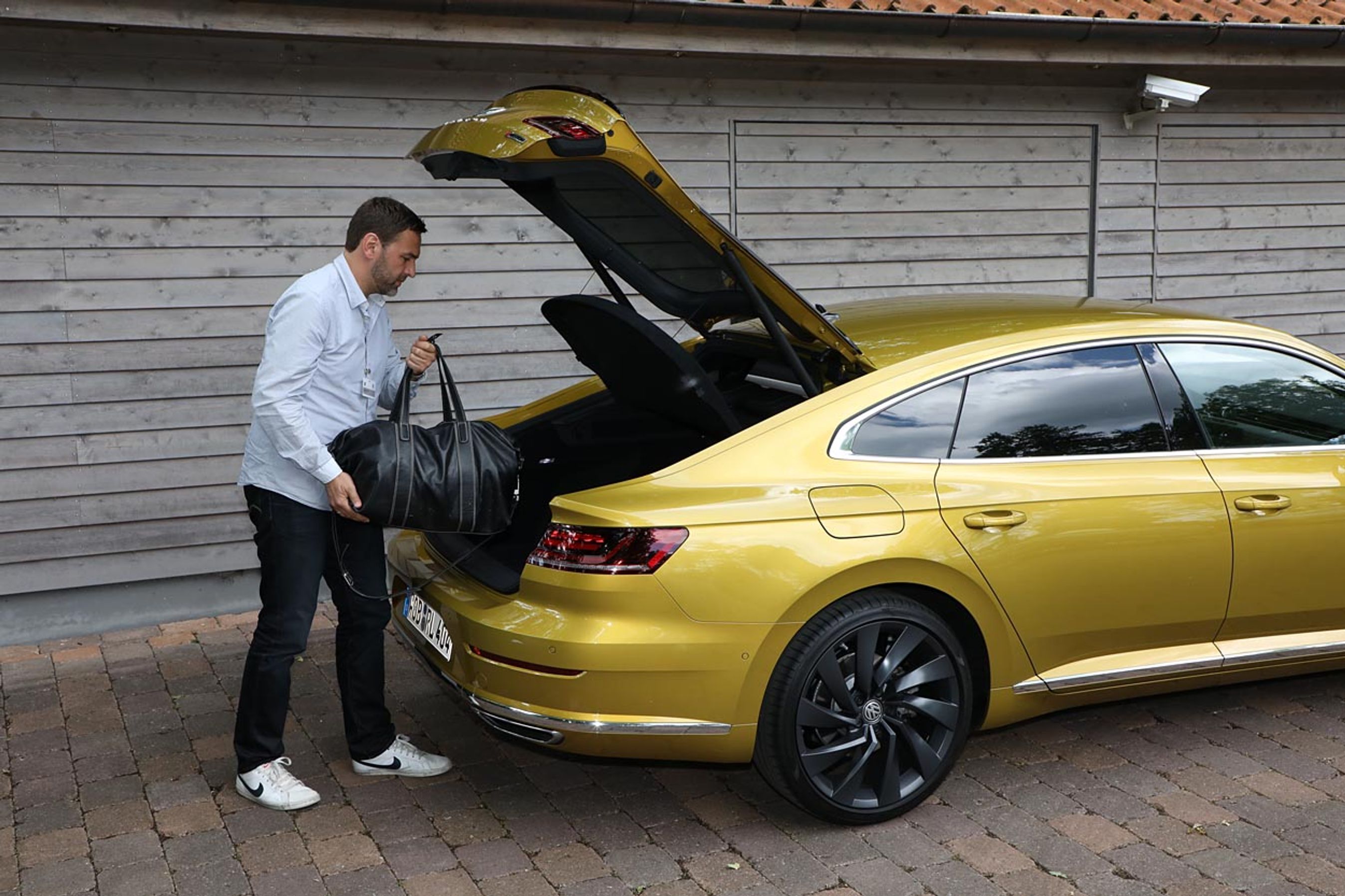 Med skiftet fra CC til Arteon er den største karrosserimæssige forskel, at du får fem døre i stedet for fire. Dermed åbner bagklappen helt op til taget, og det giver markant bedre adgang til bagagen.