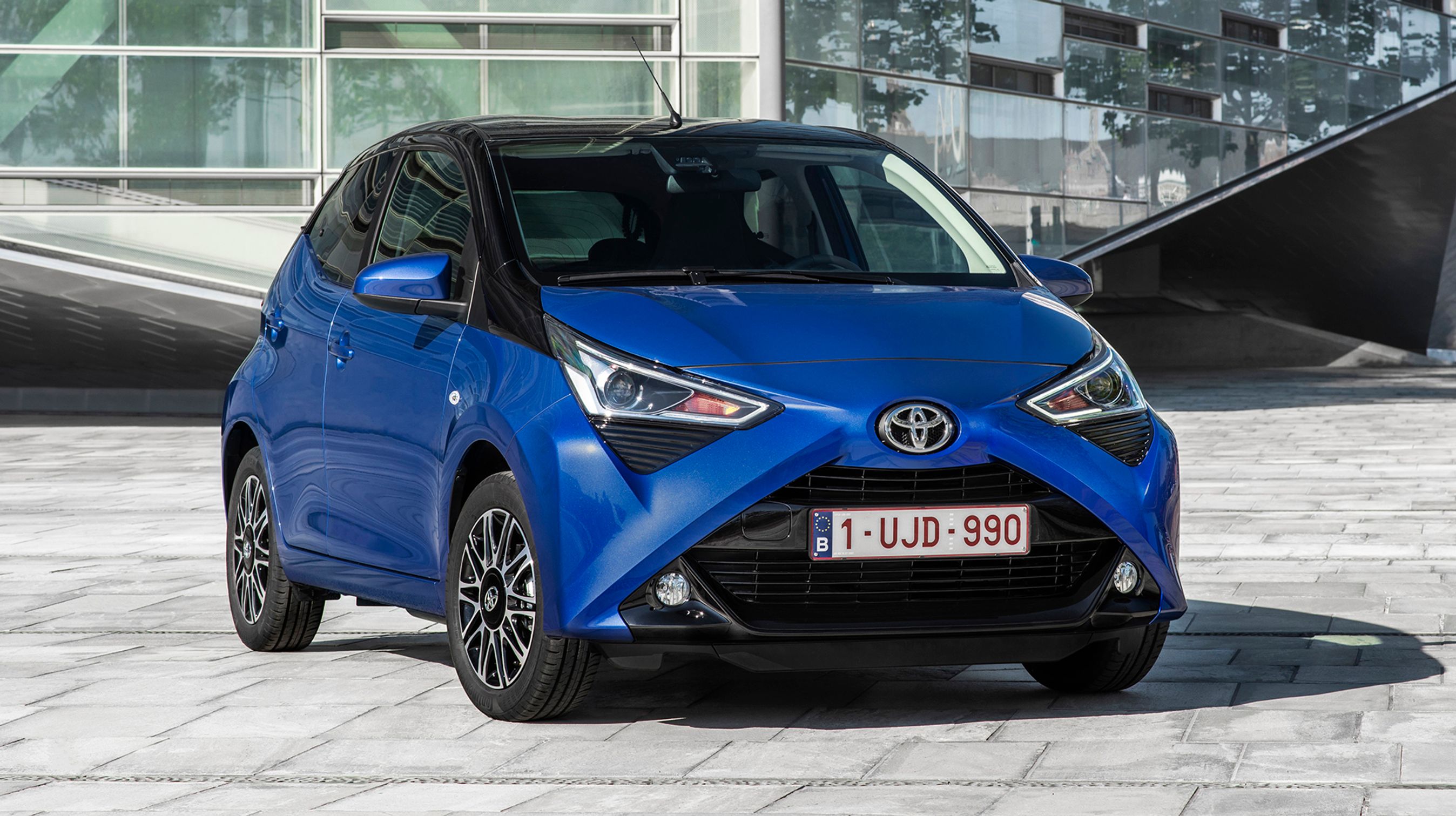 Det markante X i fronten er gjort mere modent ved at udforme det mere tredimensionelt.